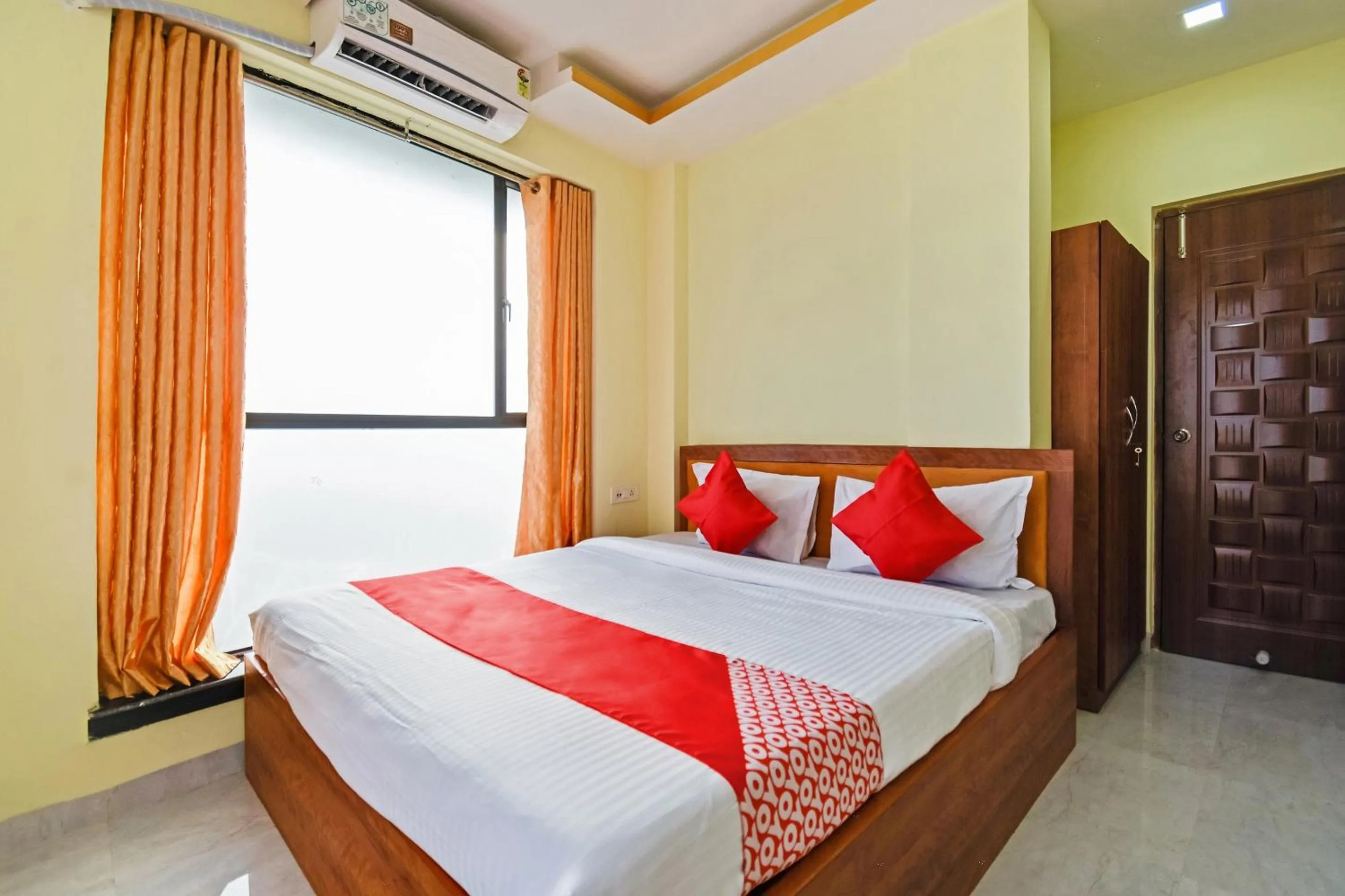 Bedroom, Bed in Hotel O Om Shanti Palace