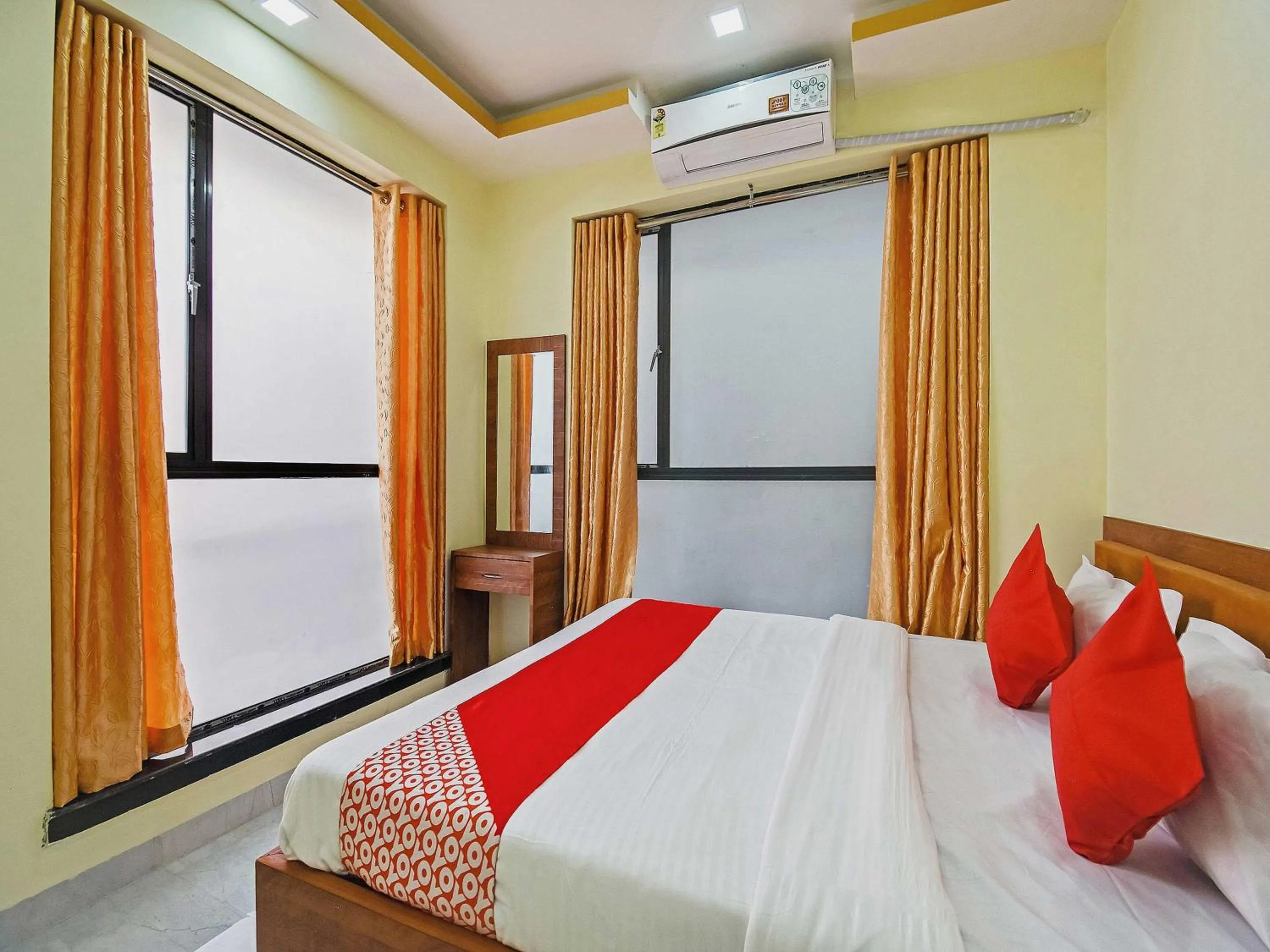 Bedroom, Bed in Hotel O Om Shanti Palace