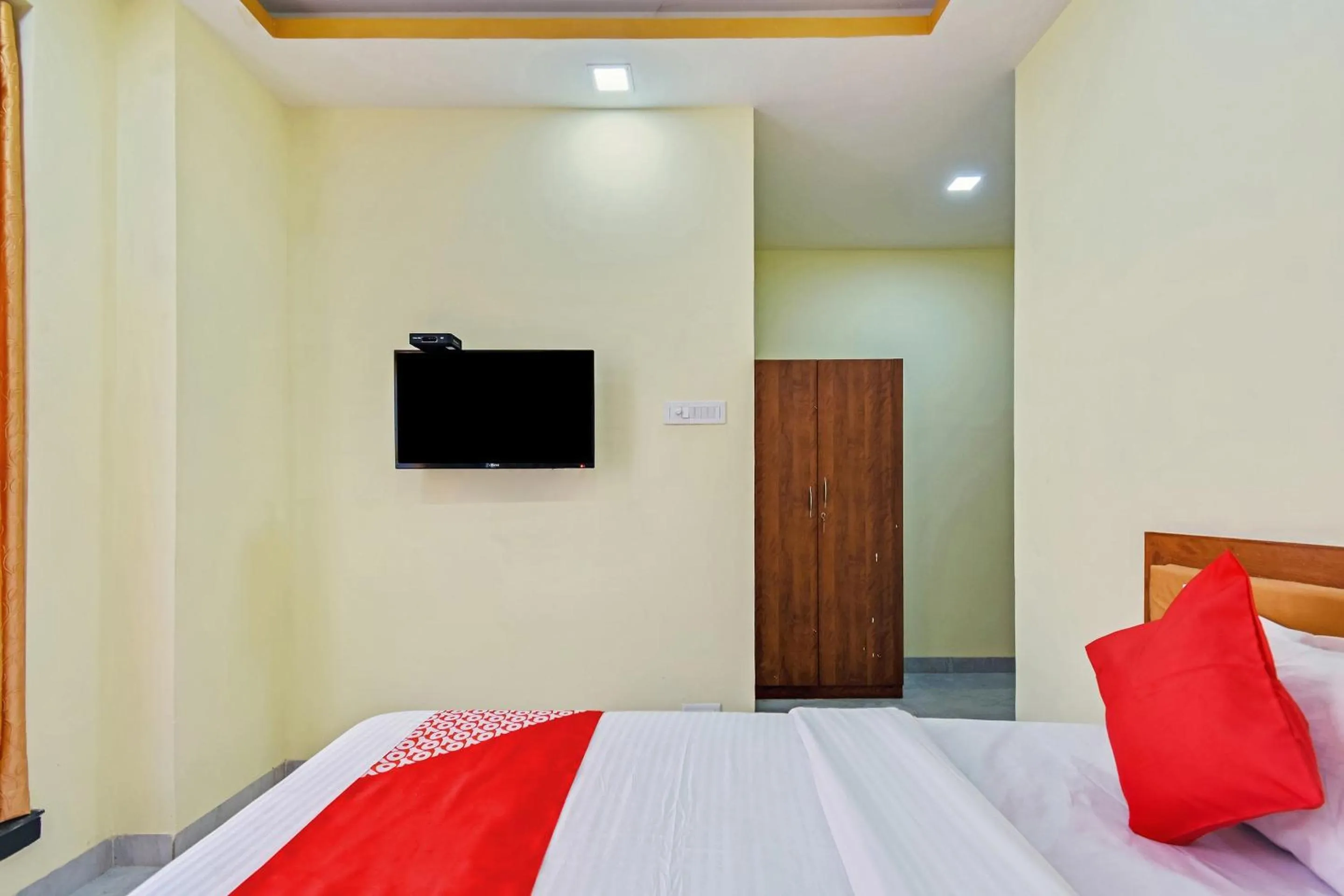 Bedroom, Bed in Hotel O Om Shanti Palace