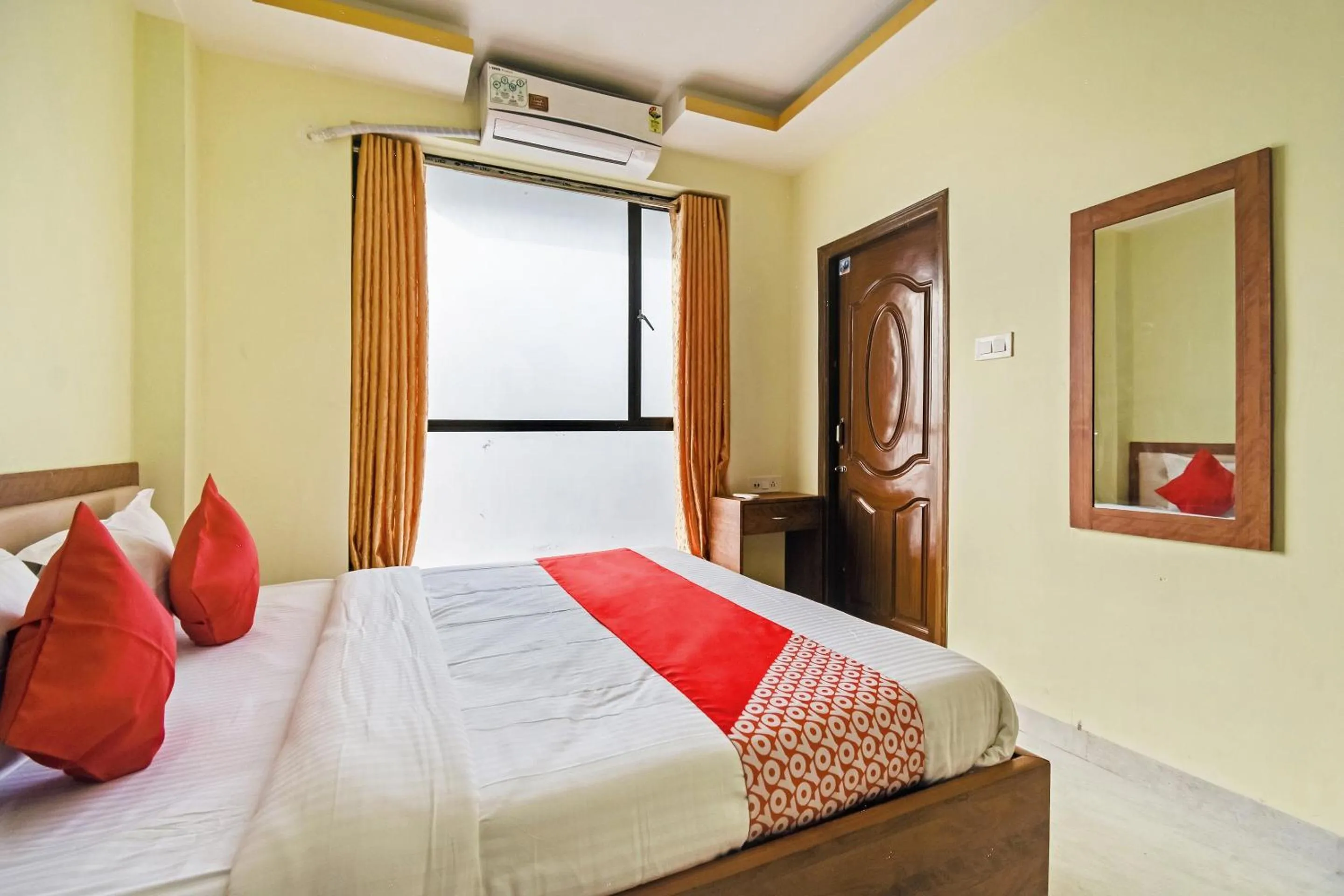 Bedroom, Bed in Hotel O Om Shanti Palace