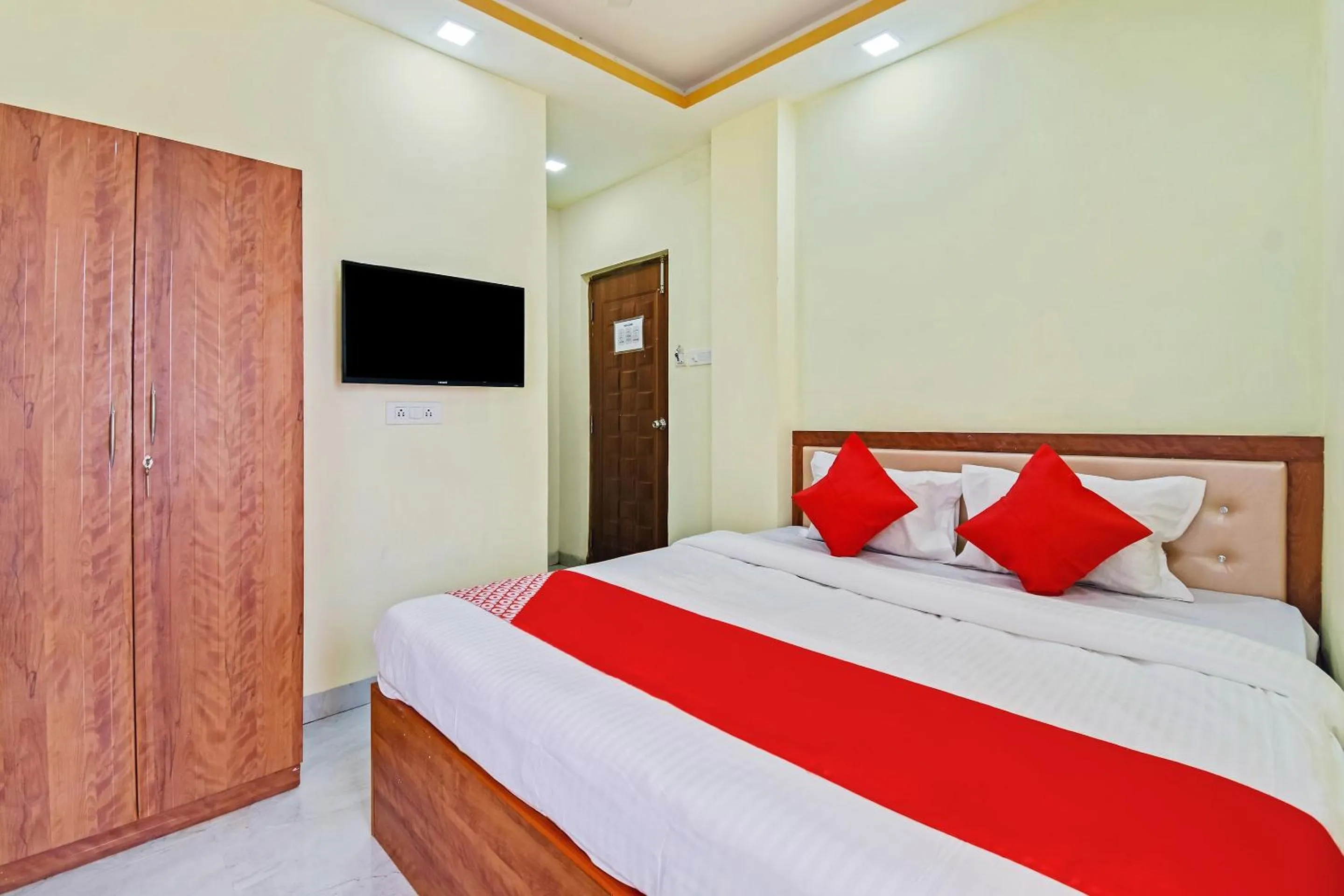 Bedroom, Bed in Hotel O Om Shanti Palace