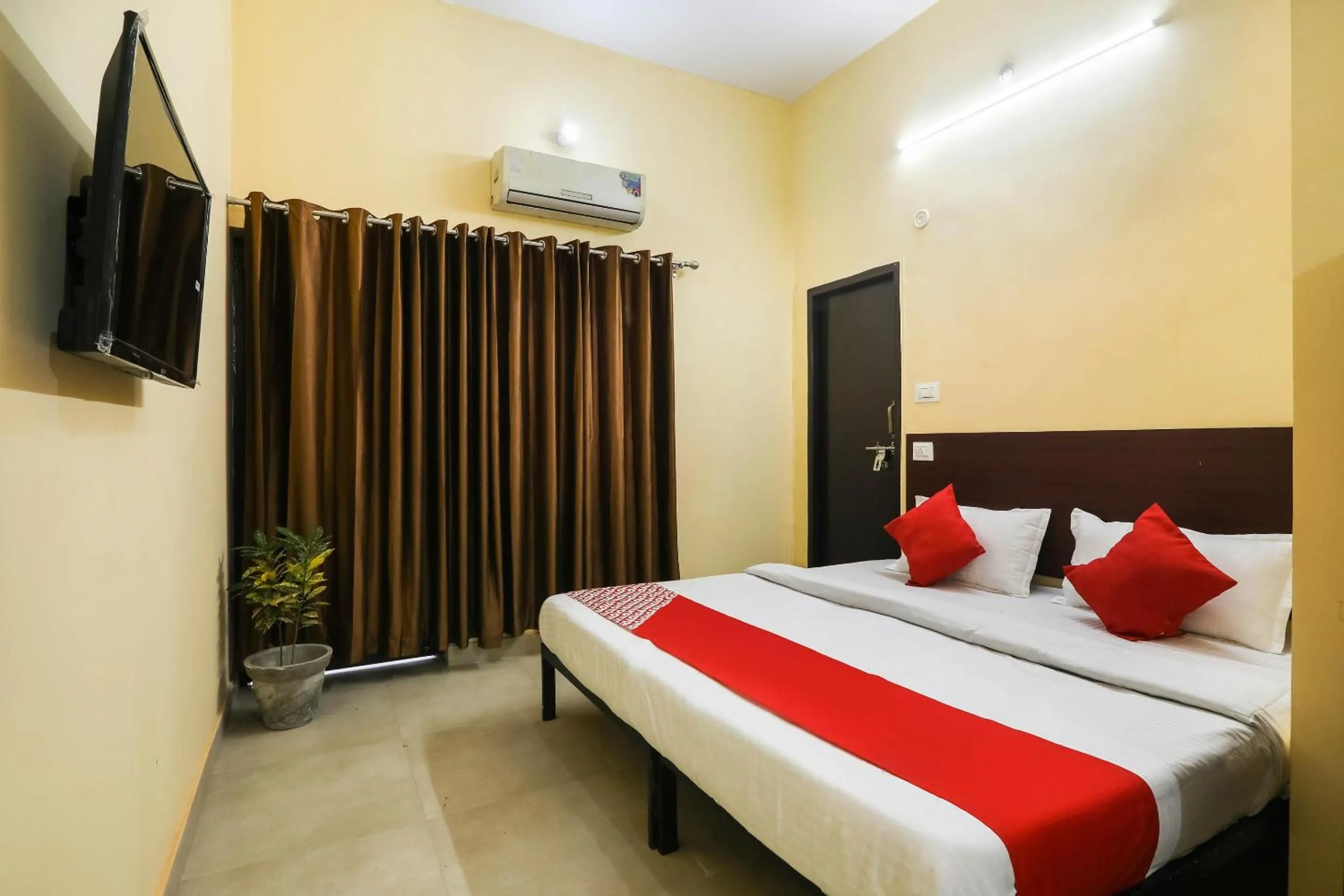 Bedroom in Hotel O Laavin Inn Near Gomti Riverfront Park