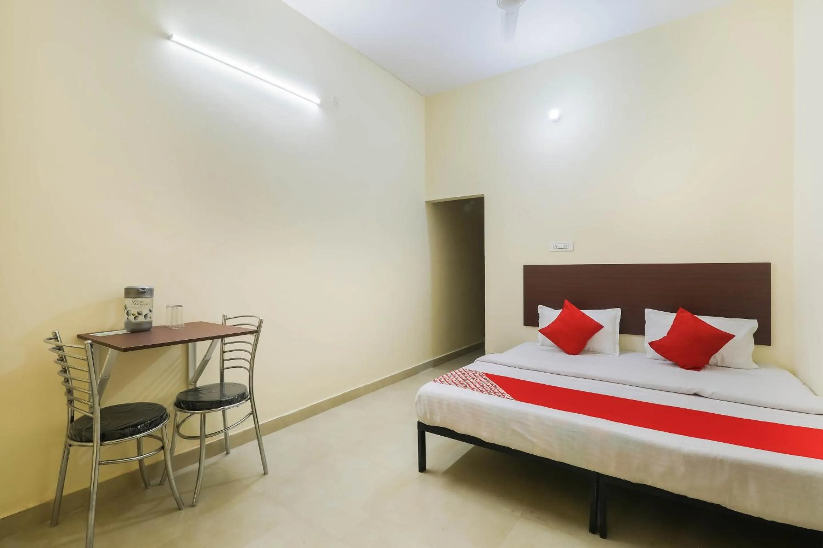 Bedroom in Hotel O Laavin Inn Near Gomti Riverfront Park