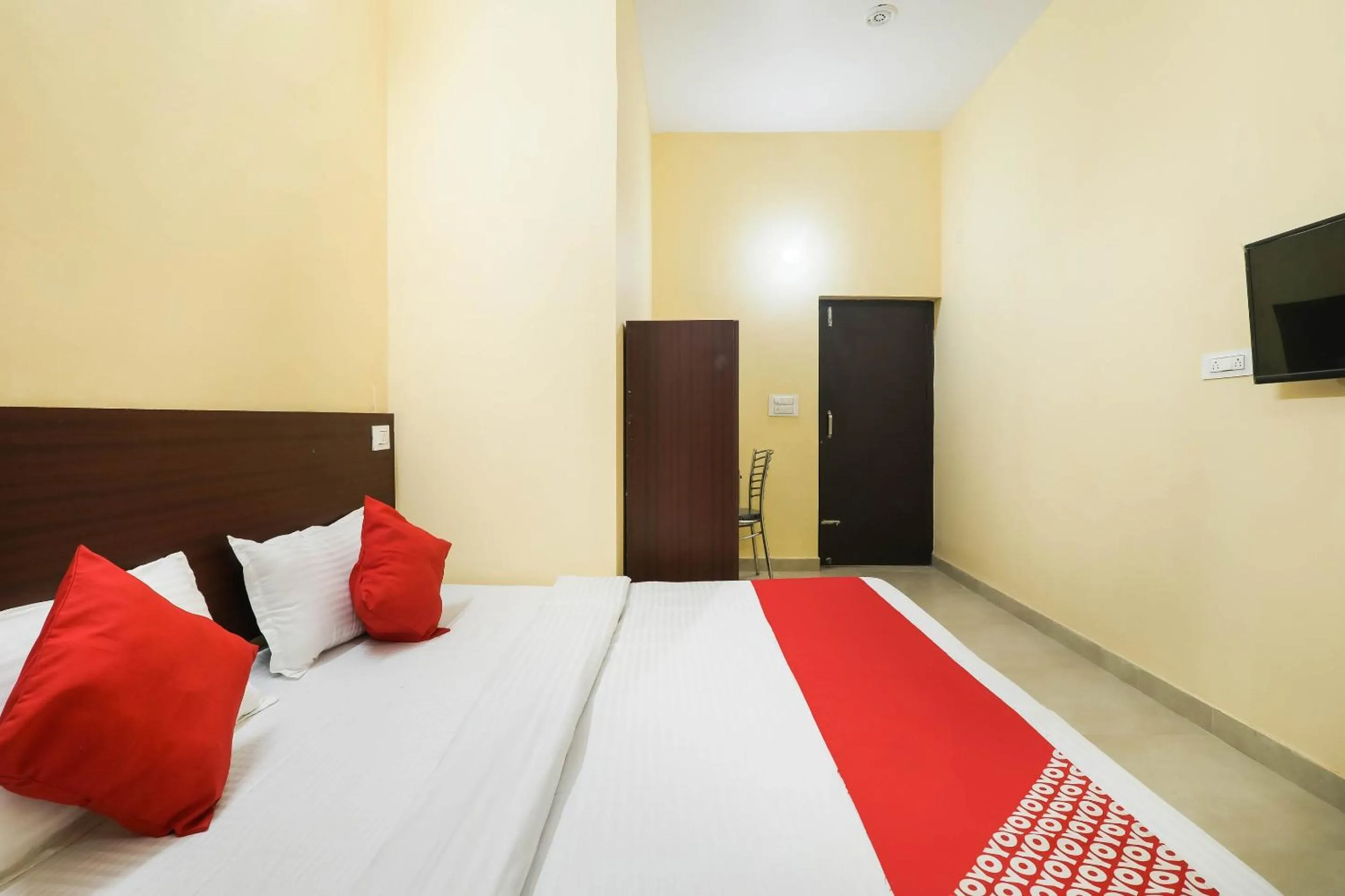 Bedroom in Hotel O Laavin Inn Near Gomti Riverfront Park