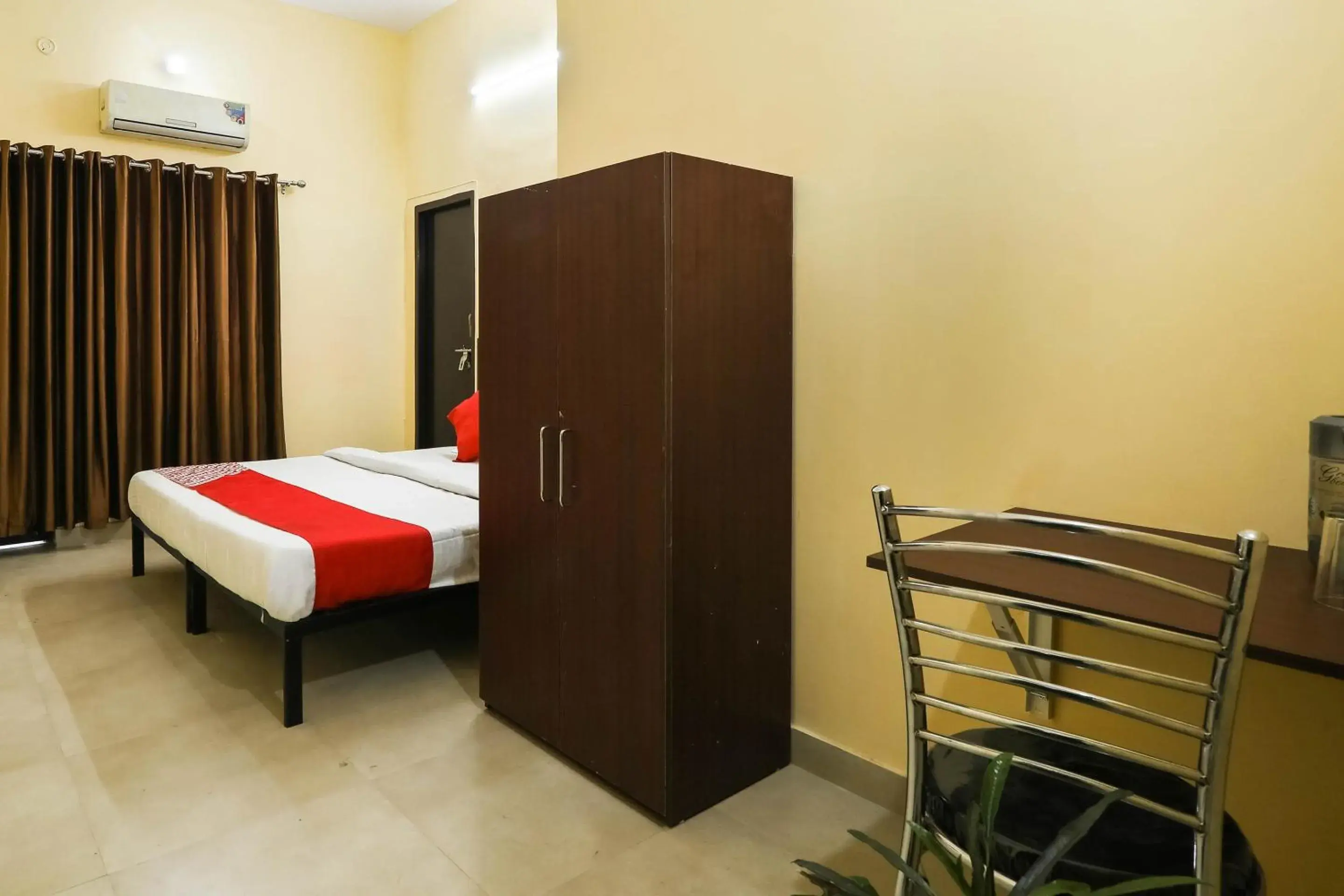 Deluxe Double Room - single occupancy in Hotel O Laavin Inn Near Gomti Riverfront Park Deluxe Double Room - single occupancy in Hotel O Laavin Inn Near Gomti Riverfront Park