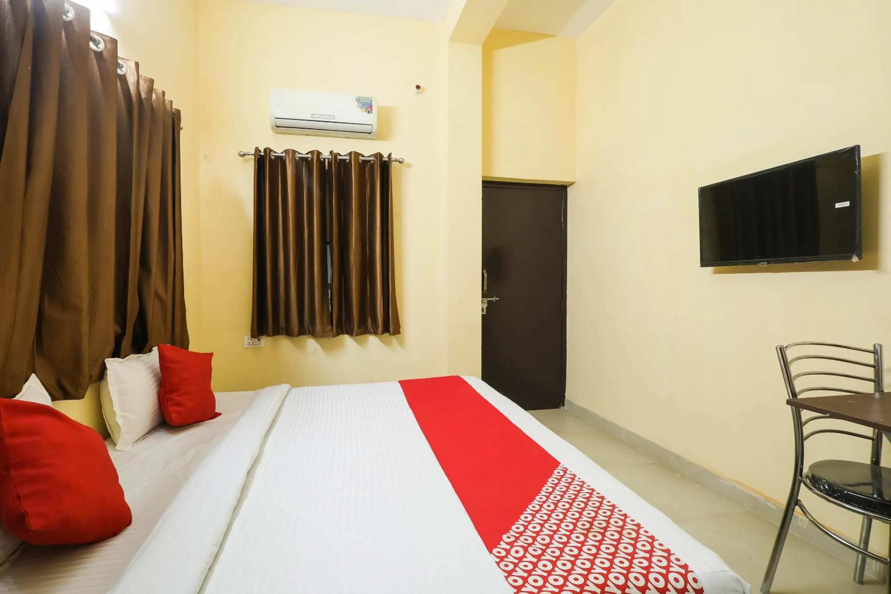 Bedroom in Hotel O Laavin Inn Near Gomti Riverfront Park