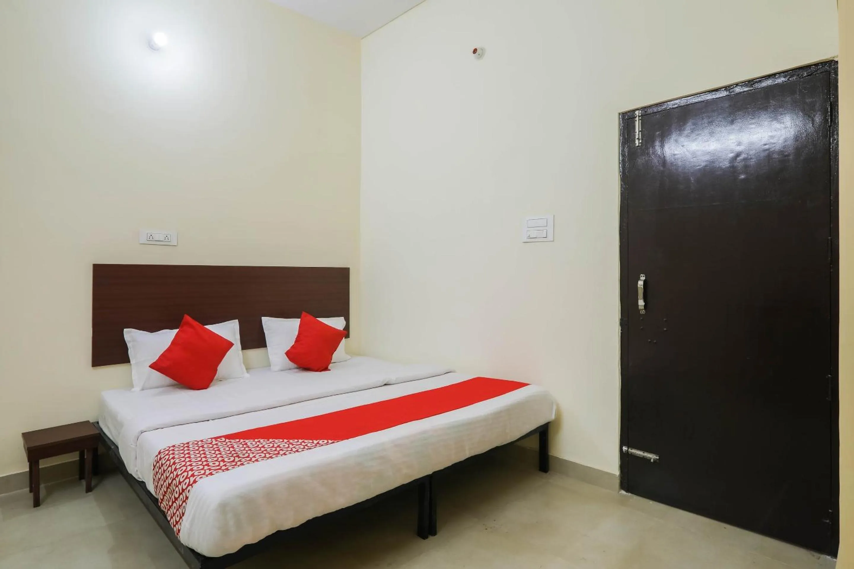 Bedroom in Hotel O Laavin Inn Near Gomti Riverfront Park