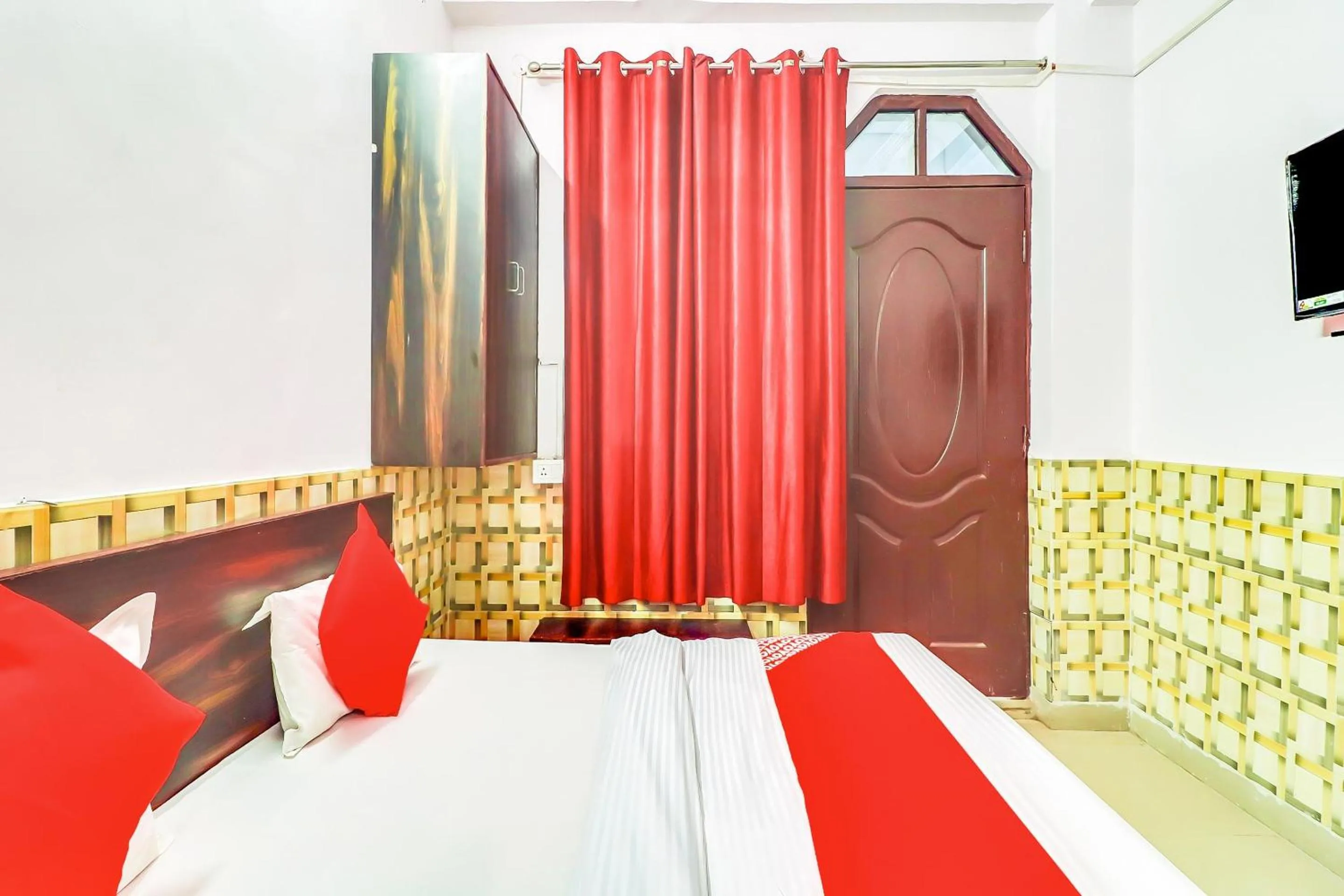 Bathroom, Bed in Super Hotel O Dolphin