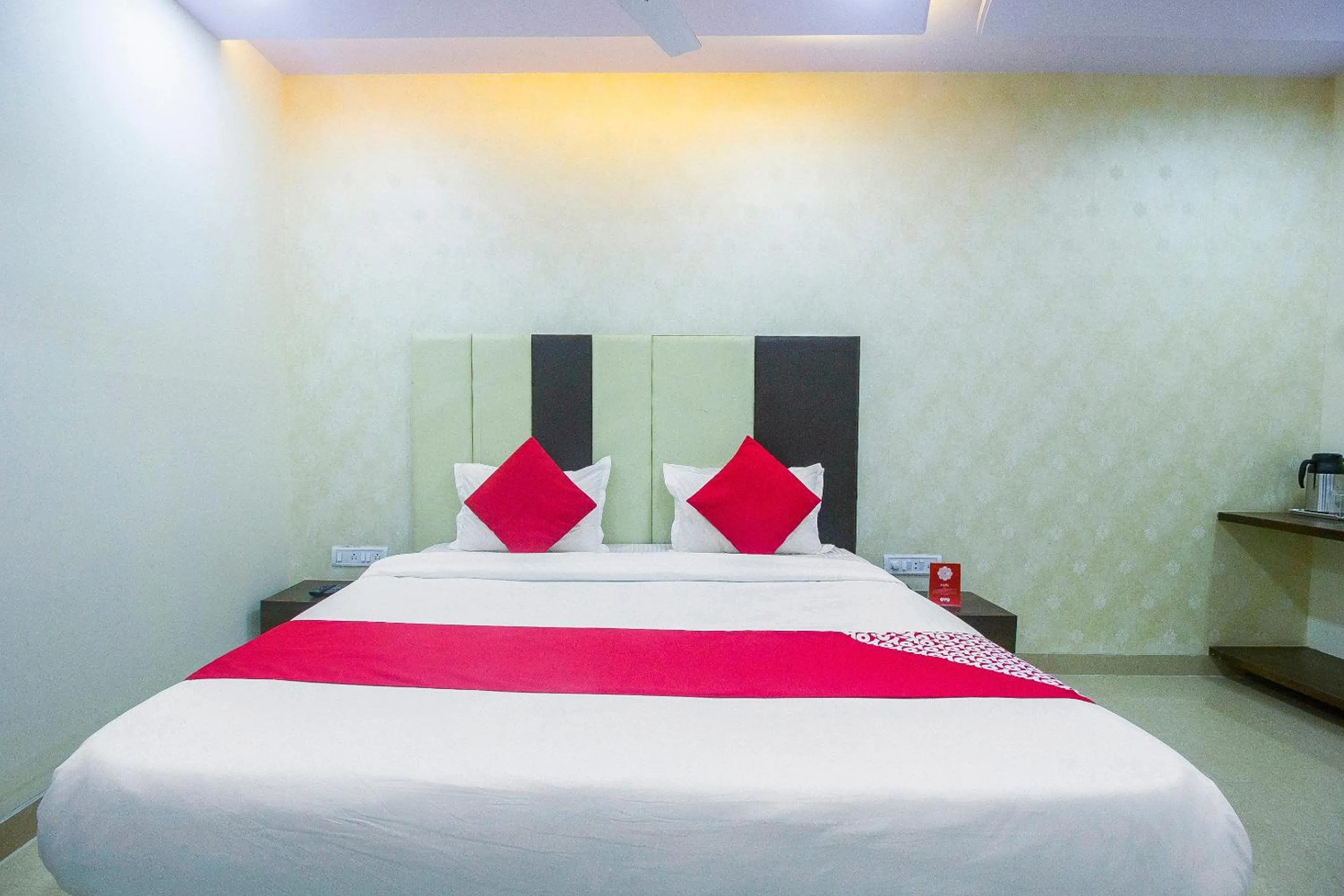 Bedroom, Bed in Hotel O Samrat Palace