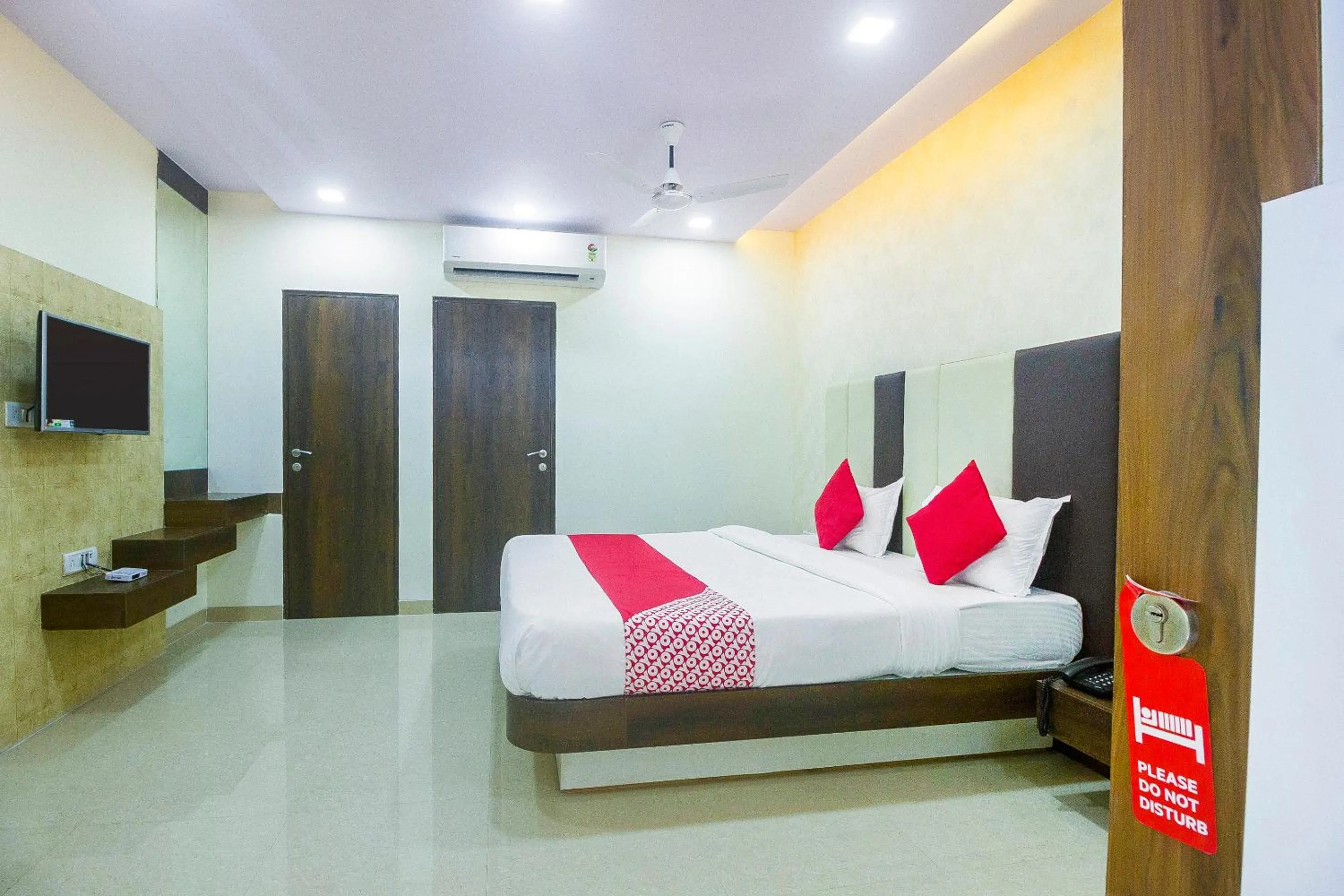 Bedroom, Bed in Hotel O Samrat Palace