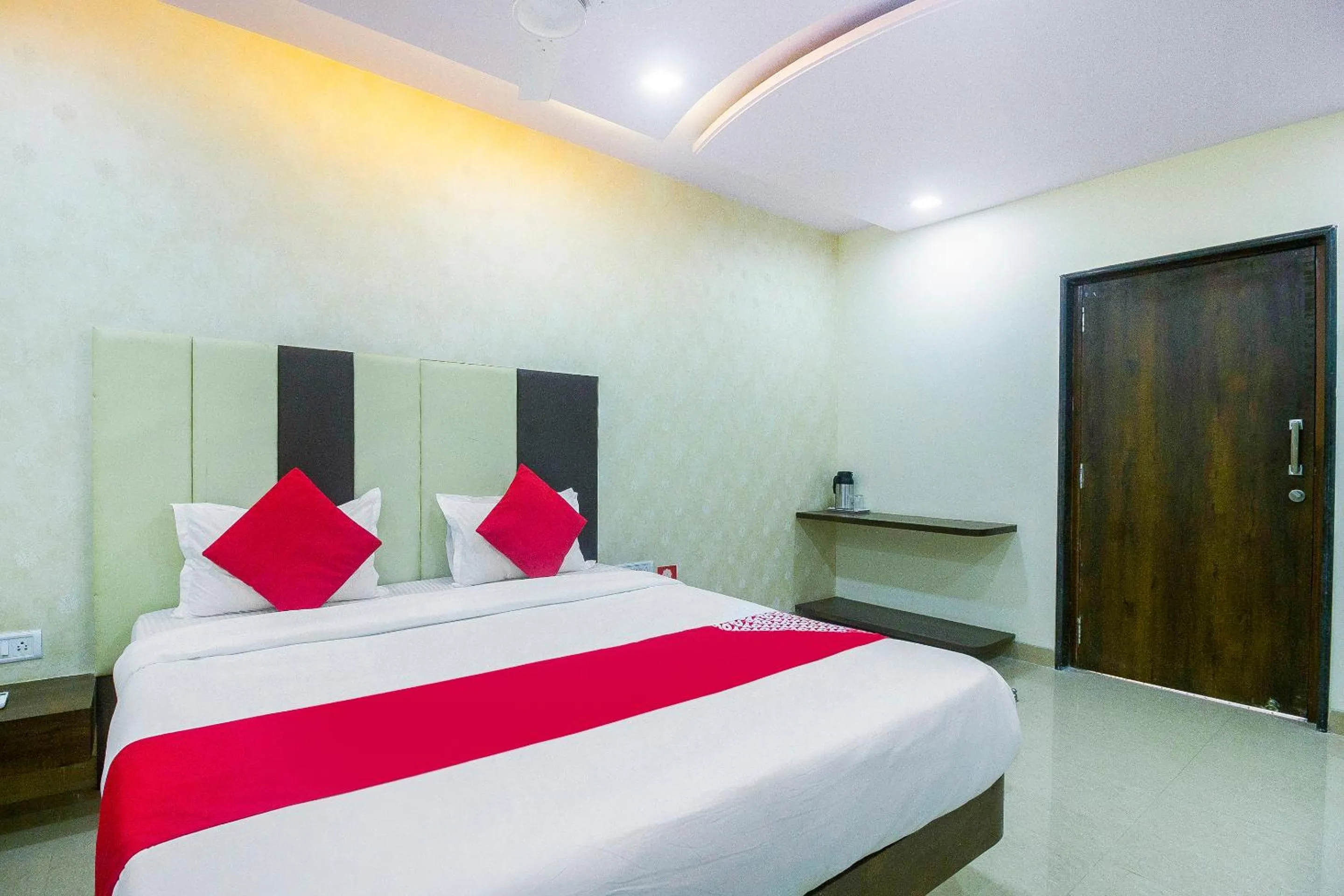 Bedroom, Bed in Hotel O Samrat Palace