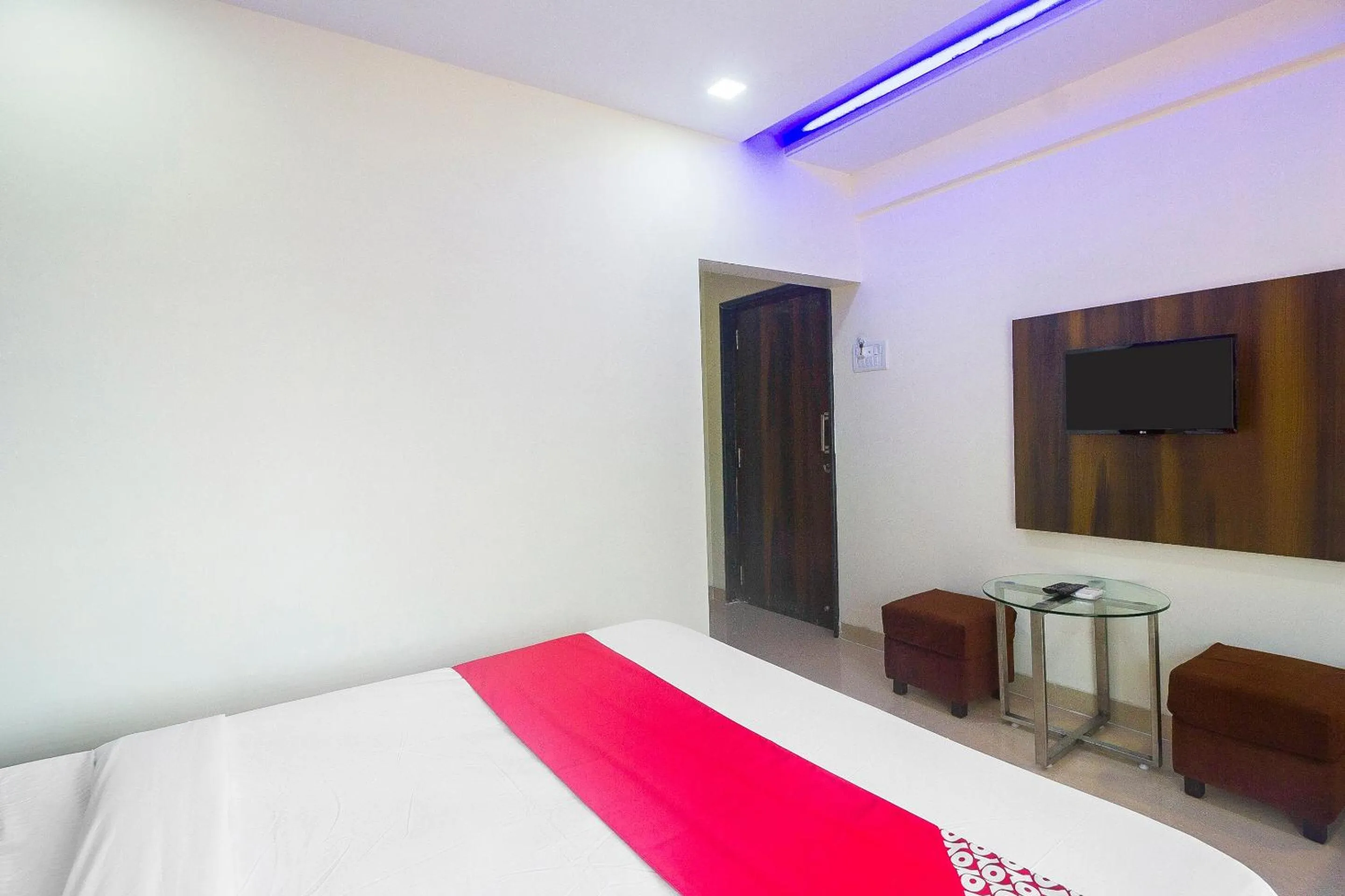 Facade/entrance, Bed in Hotel O Samrat Palace