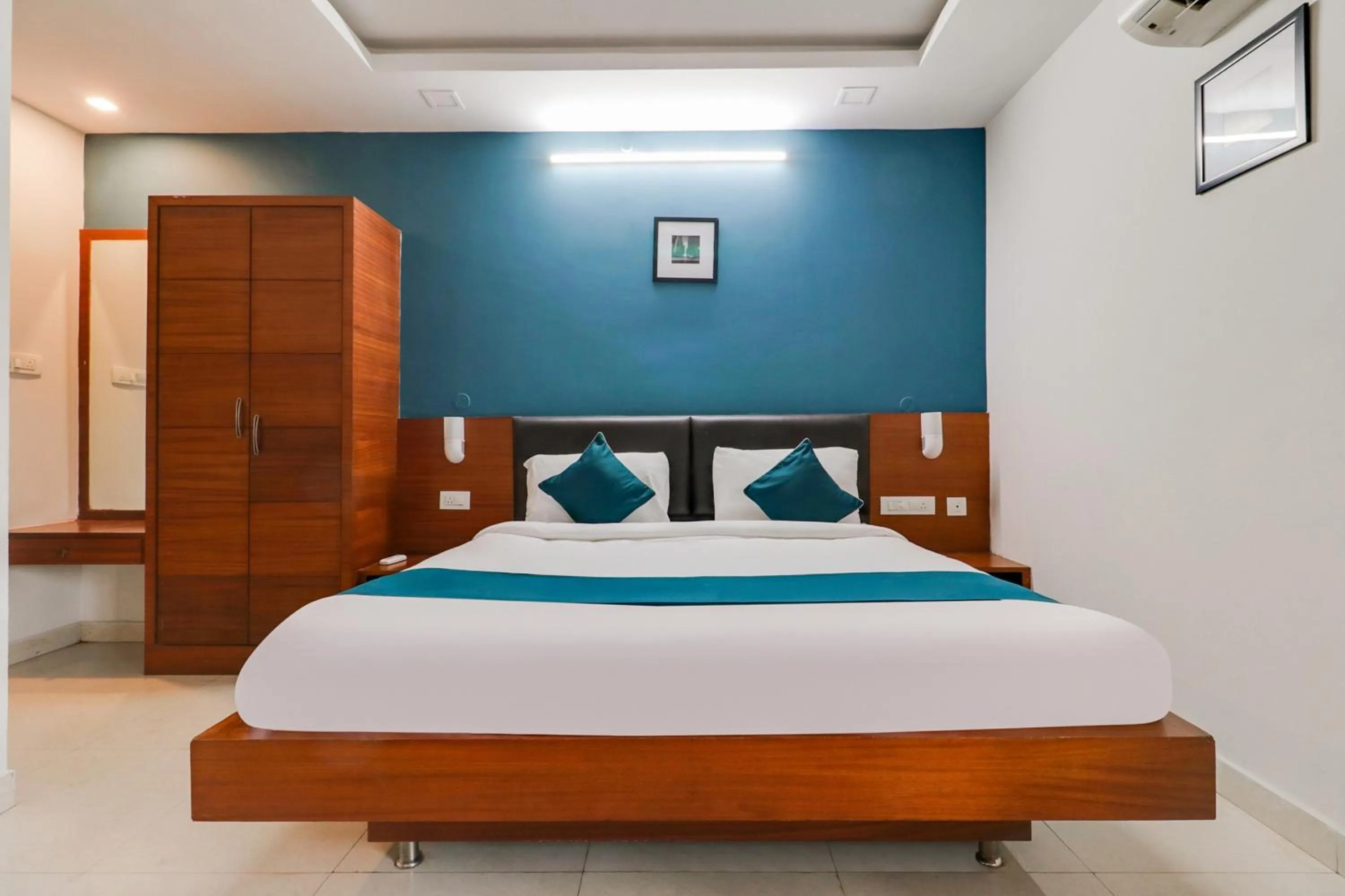 Bedroom, Bed in Super Hotel O Stay Inn Maharani Peta