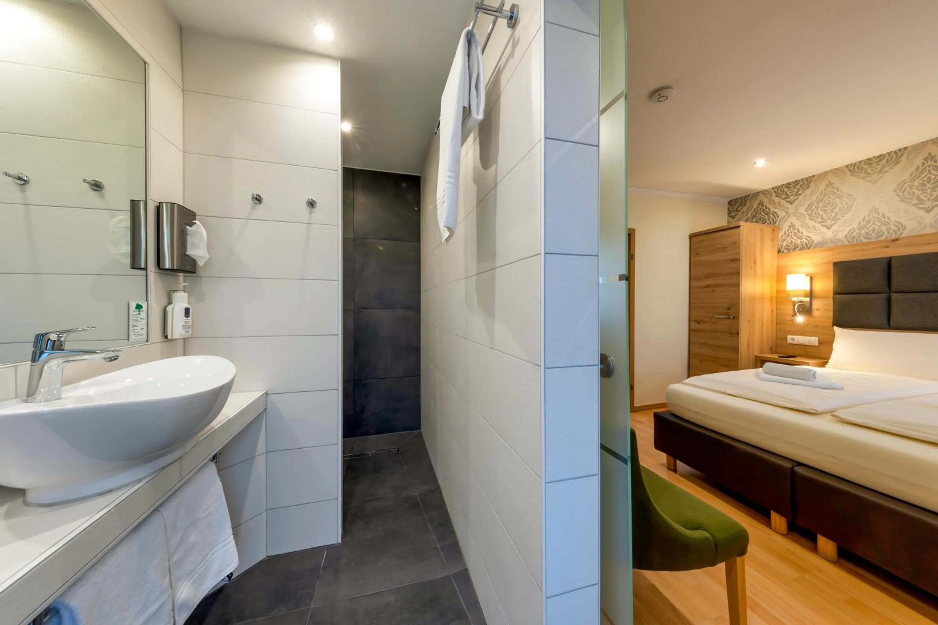 Bathroom in AKZENT Hotel Restaurant Roter Ochse Rhens bei Koblenz