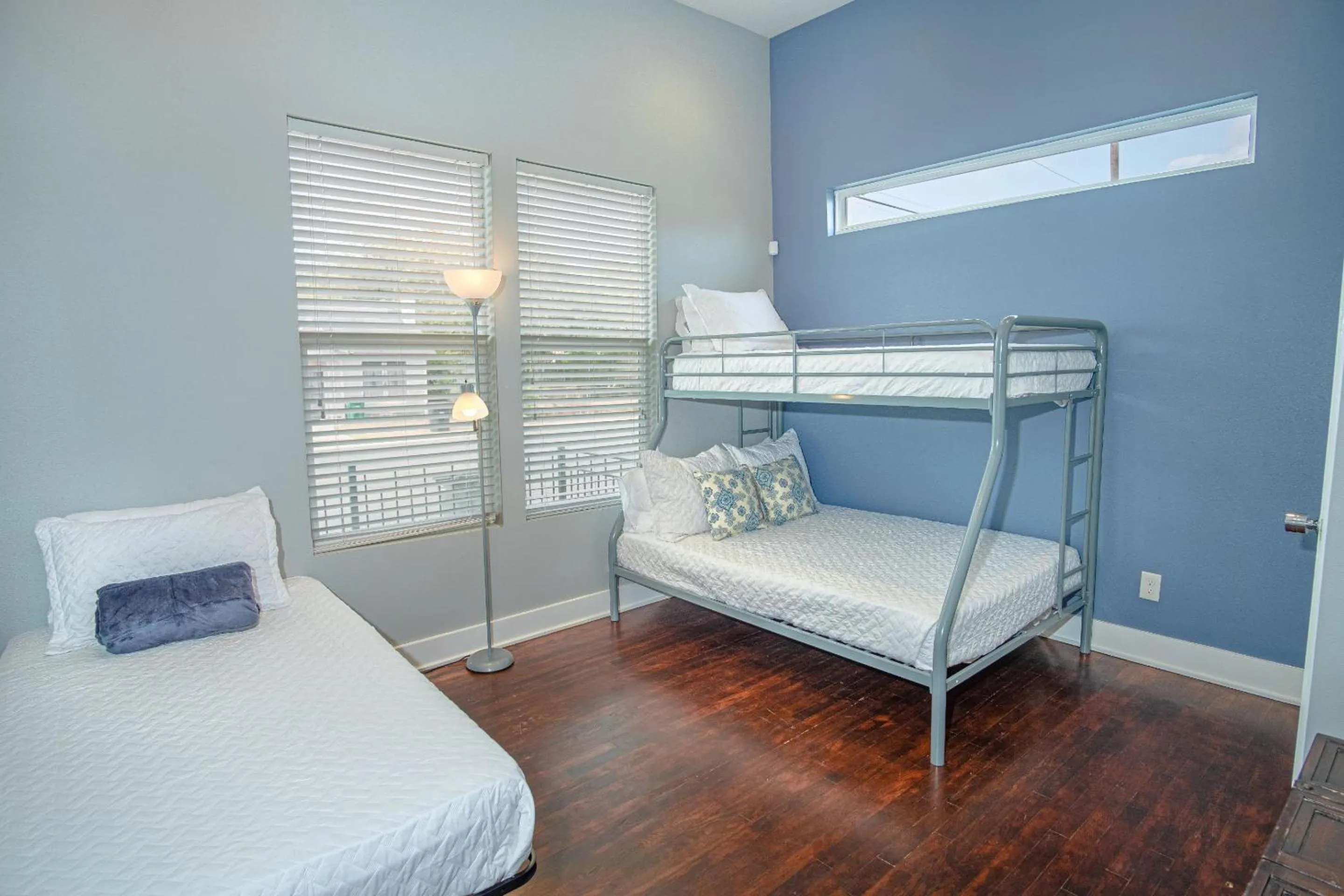 Bed in Prosperity Place Remodeled 3BR 2BA Near Downtown