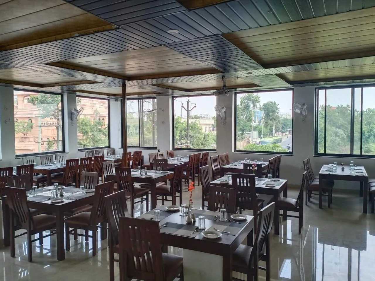 Restaurant/places to eat in Hotel Paradise inn