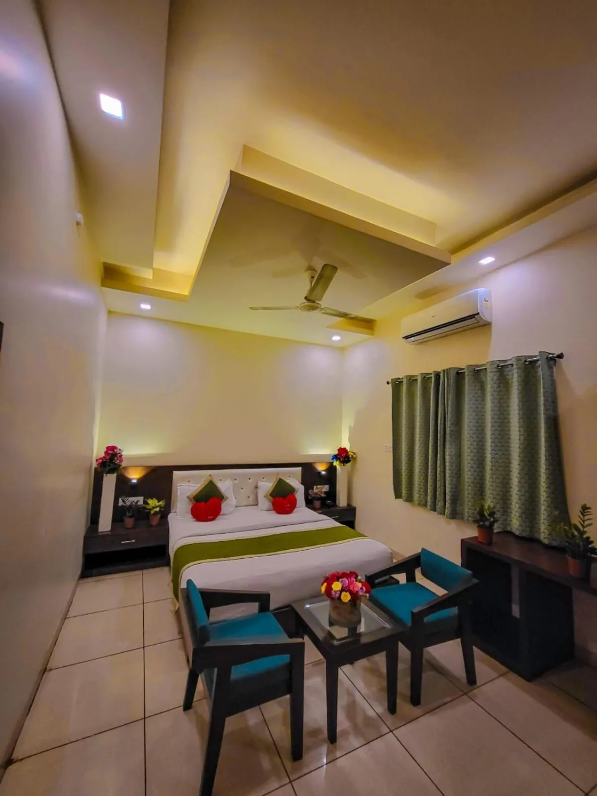 Bed in Hotel Paradise inn