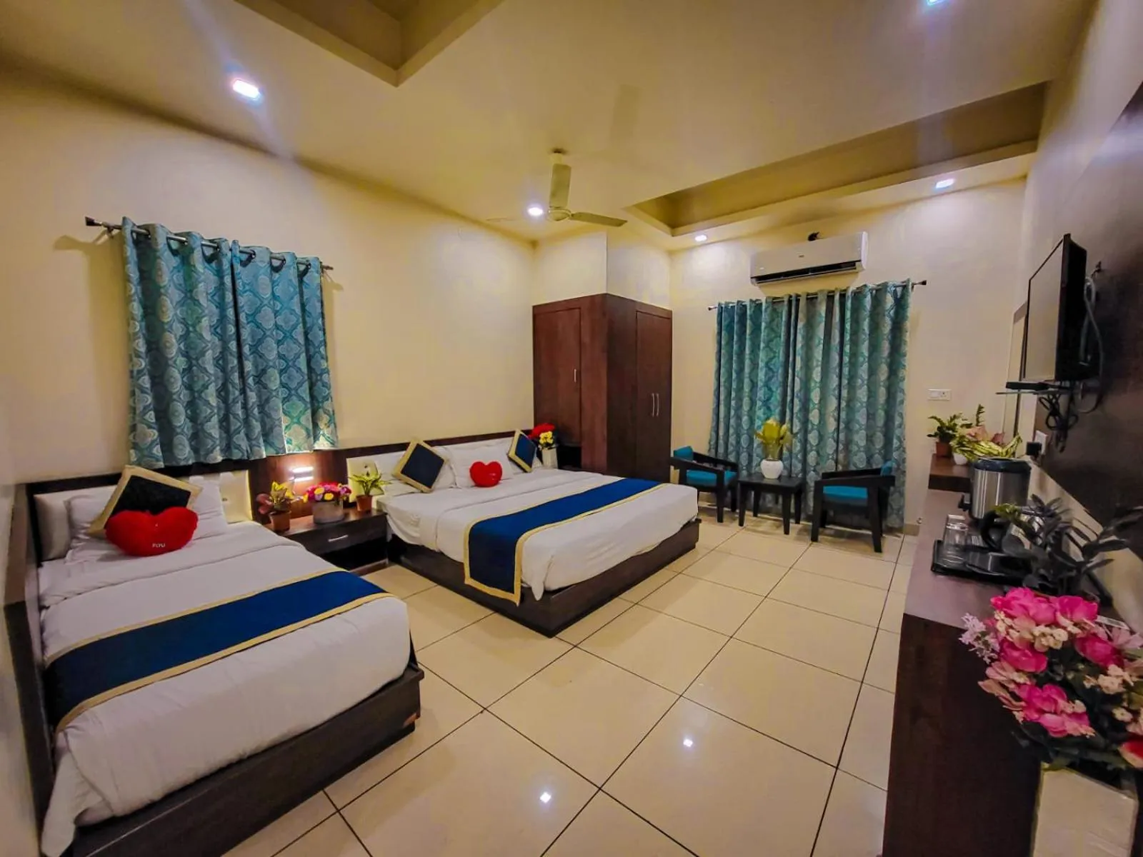 Bed in Hotel Paradise inn