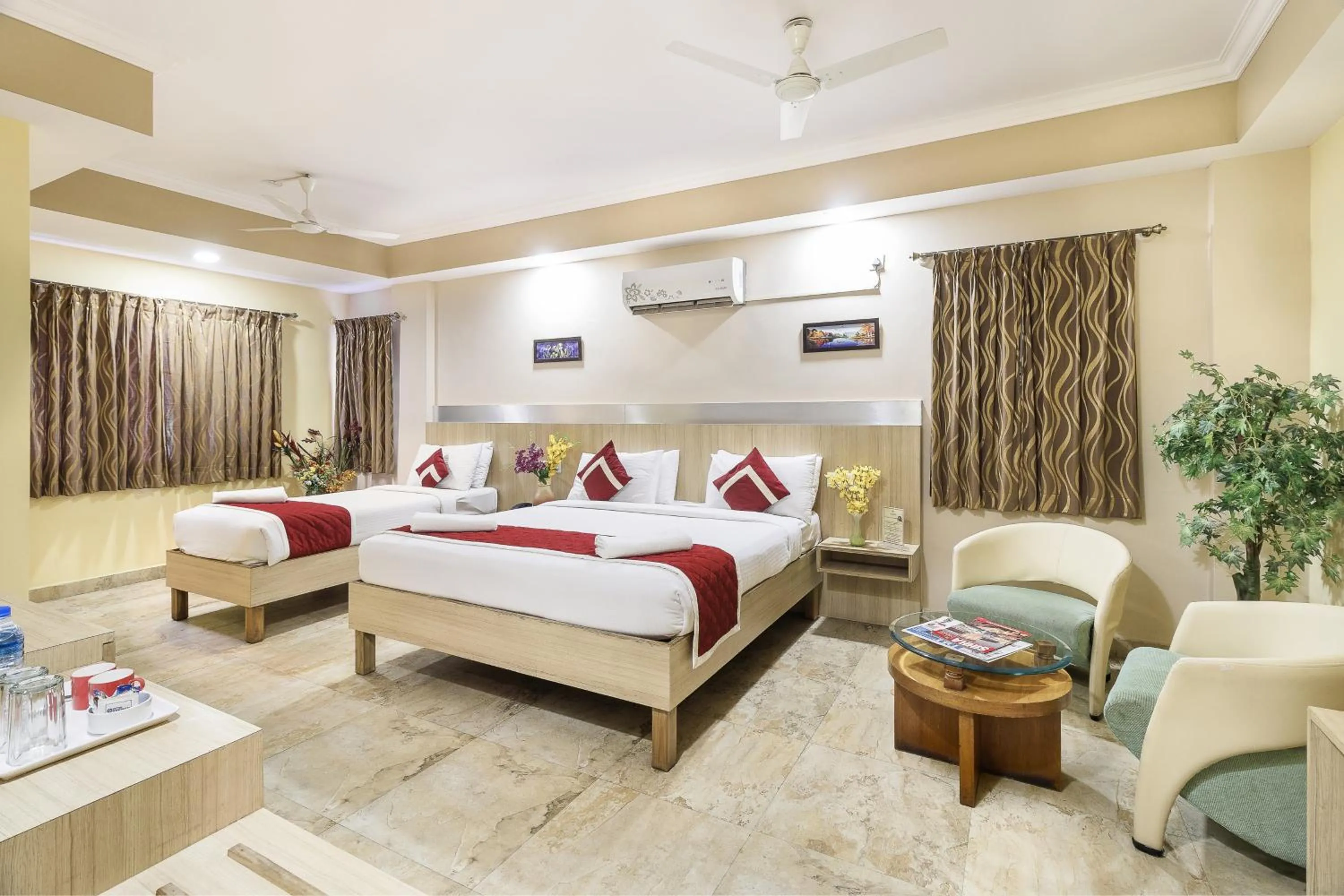 Photo of the whole room, Bed in Octave Royal Opera