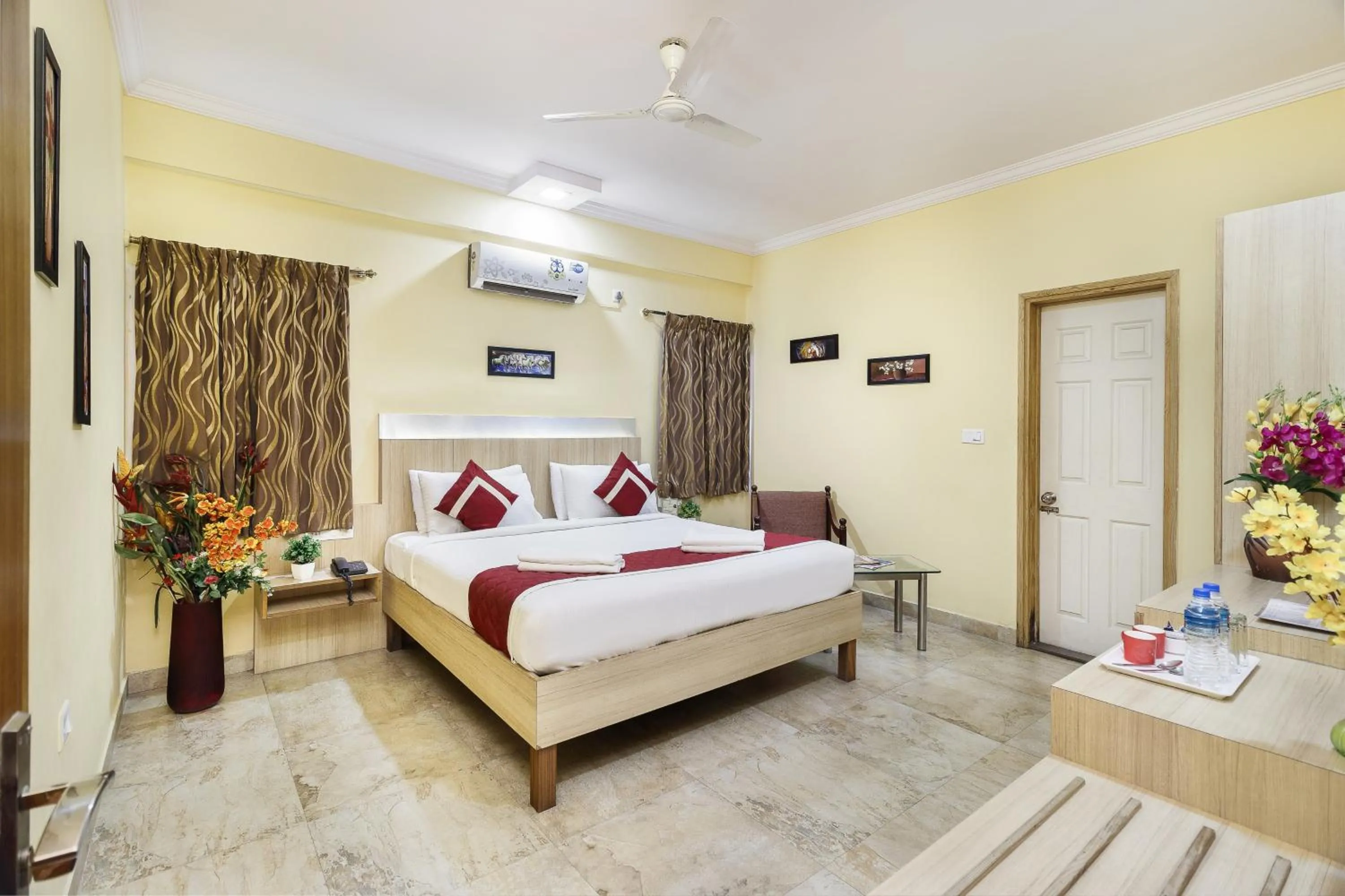 Photo of the whole room, Bed in Octave Royal Opera