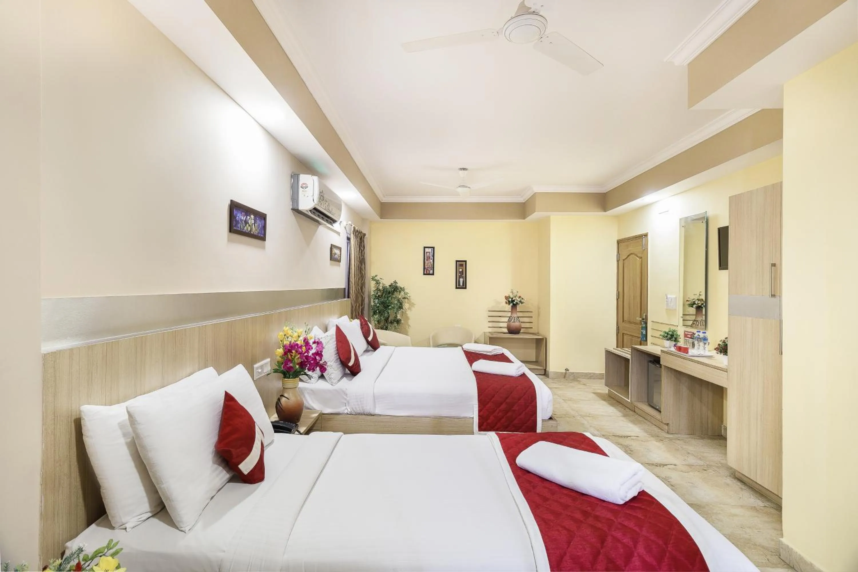 Photo of the whole room, Bed in Octave Royal Opera