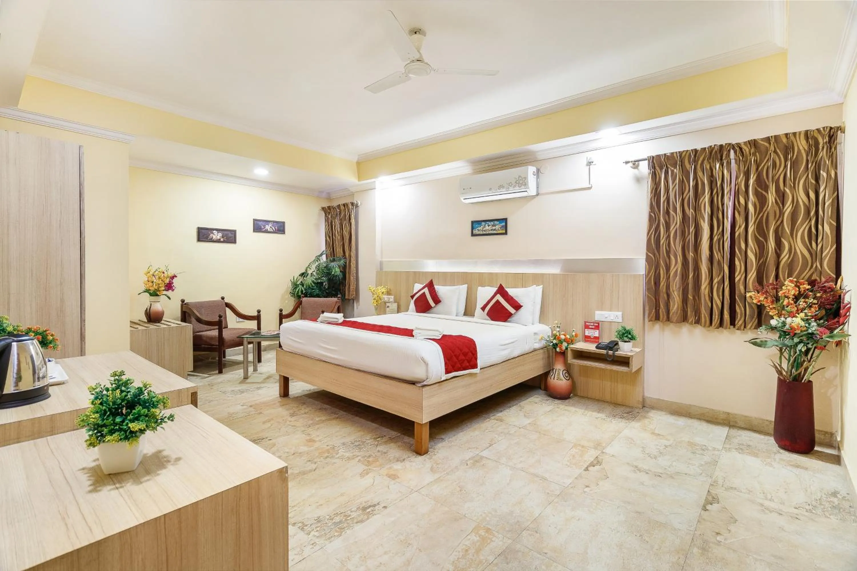 Photo of the whole room, Bed in Octave Royal Opera