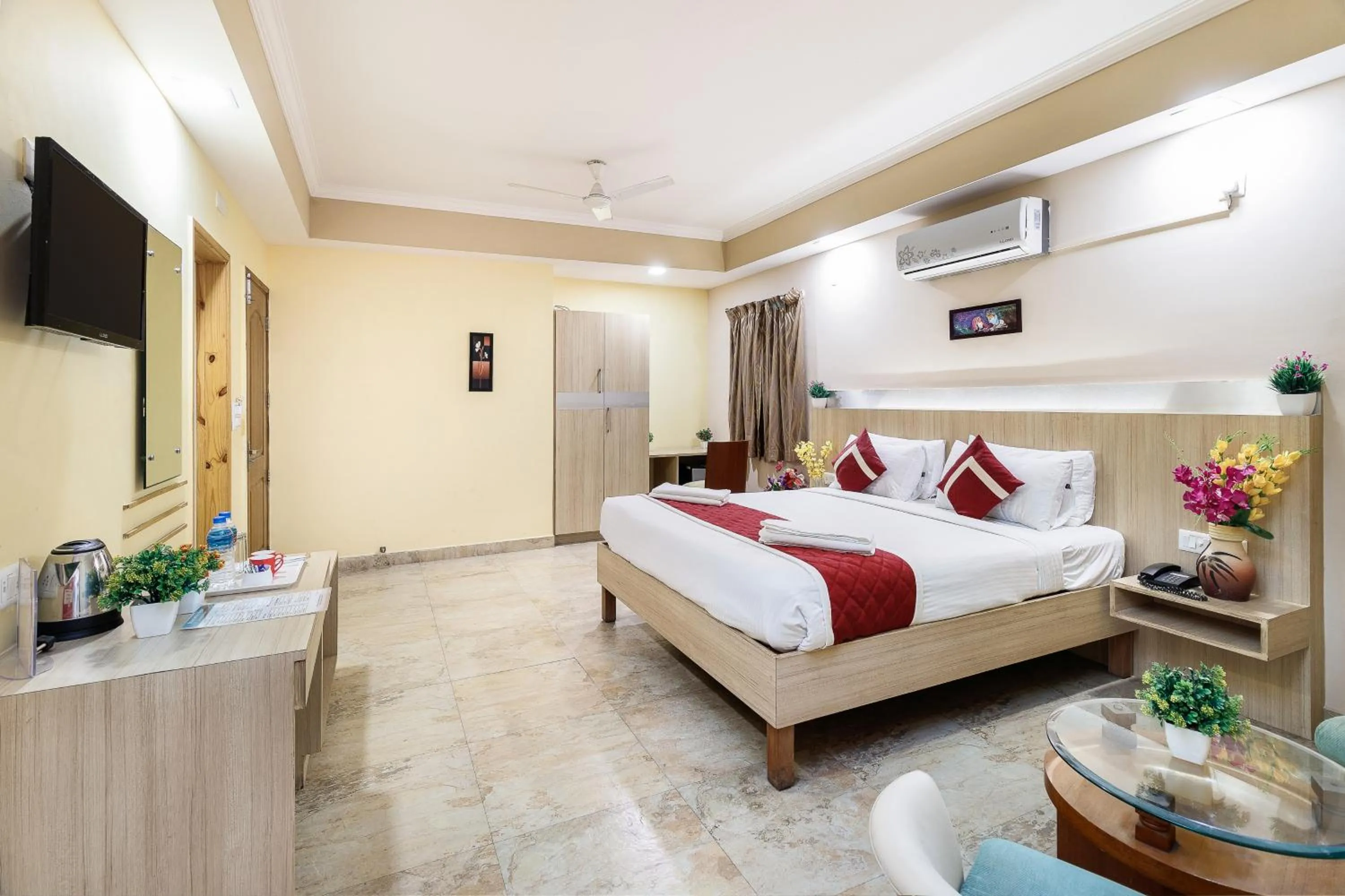 Photo of the whole room, Bed in Octave Royal Opera