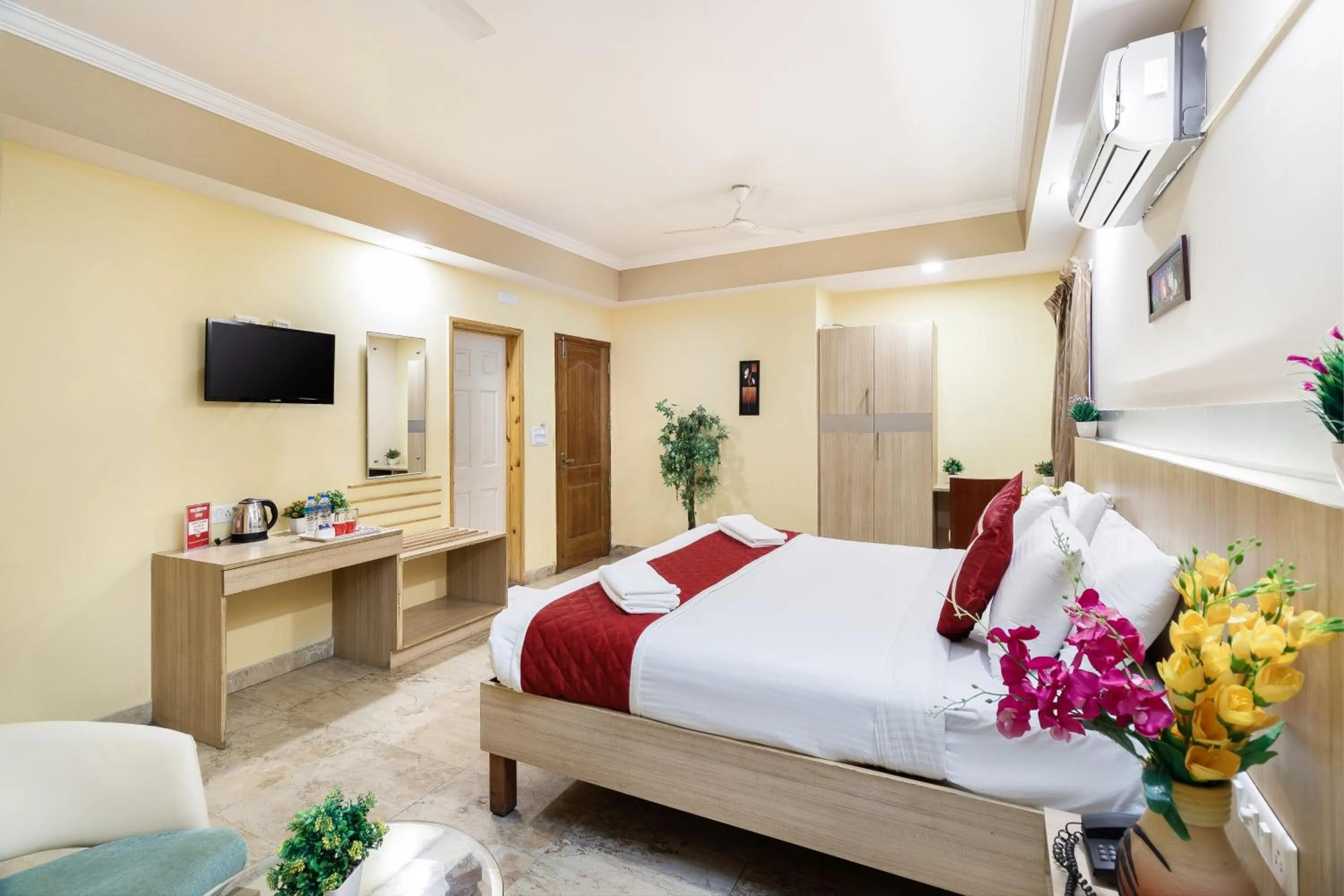 Photo of the whole room, Bed in Octave Royal Opera