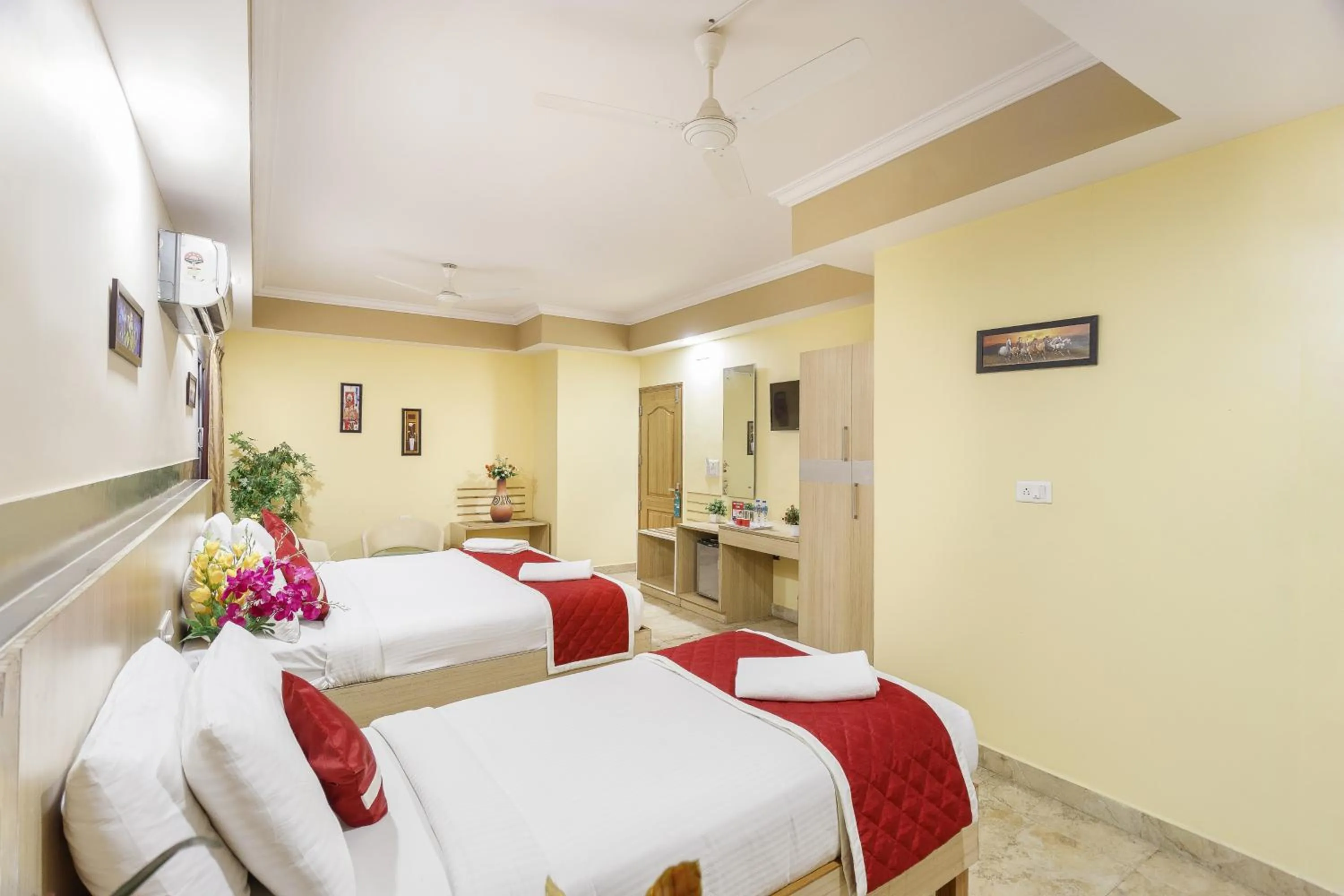 Photo of the whole room, Bed in Octave Royal Opera