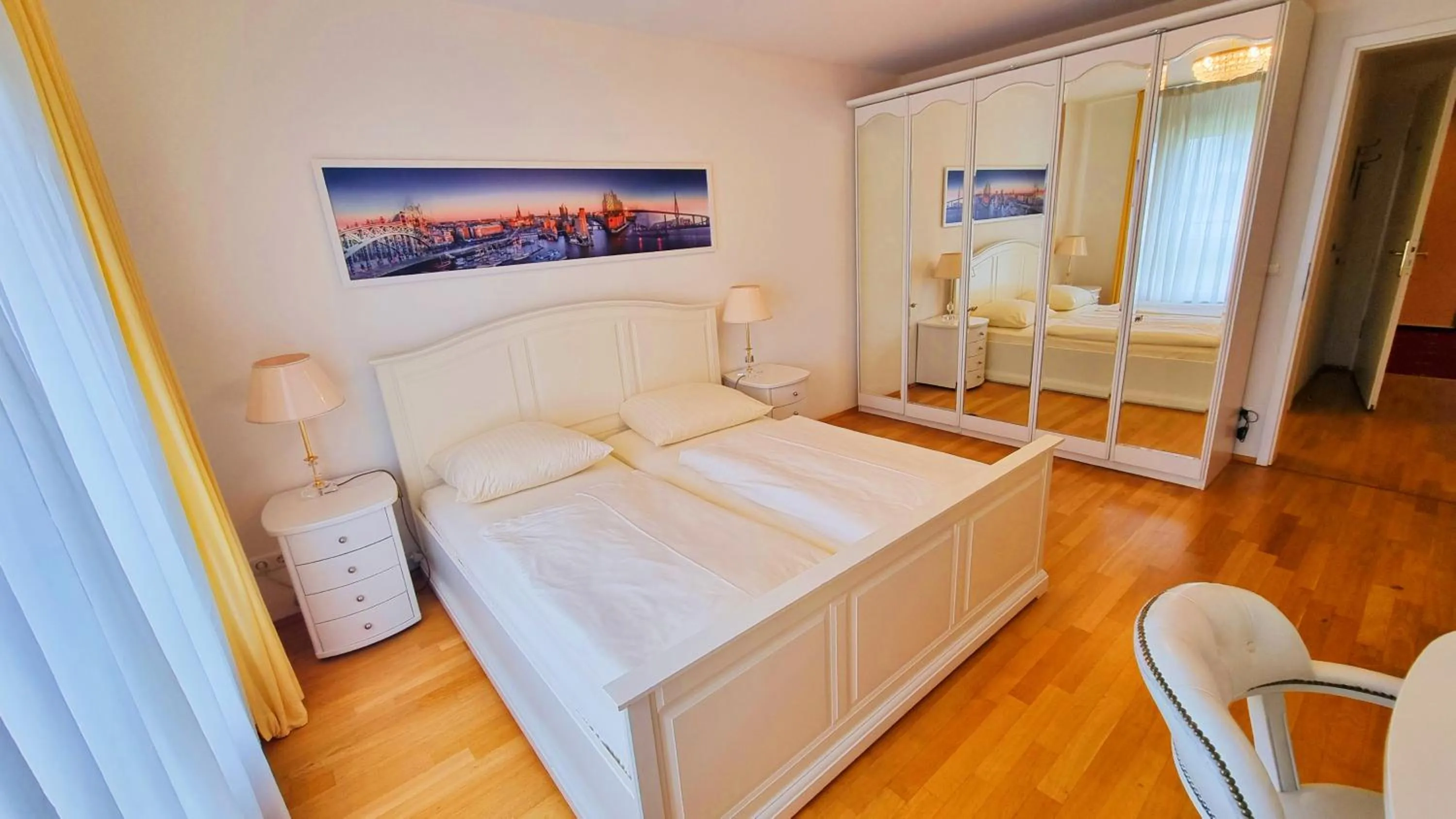 Photo of the whole room, Bed in New Living Home Residenzhotel Hamburg