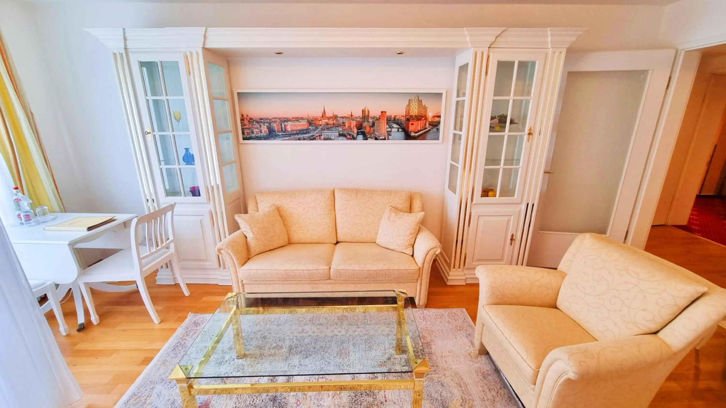 Photo of the whole room in New Living Home Residenzhotel Hamburg