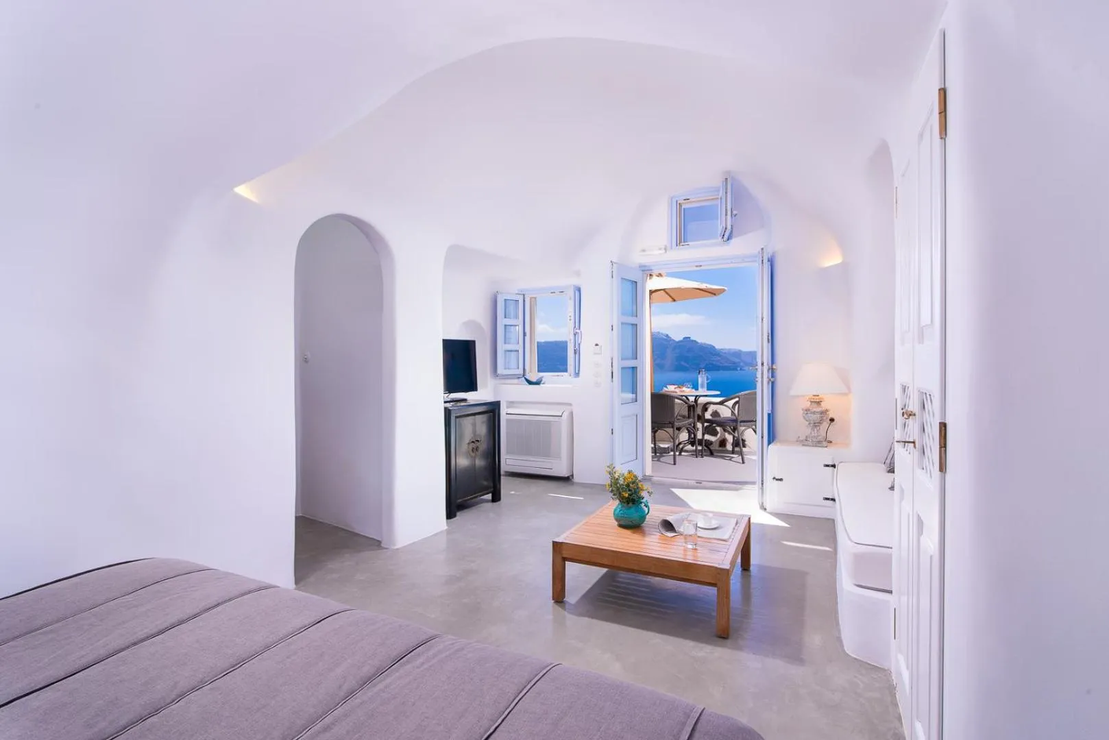 TV and multimedia, Bed in Pezoules of Oia