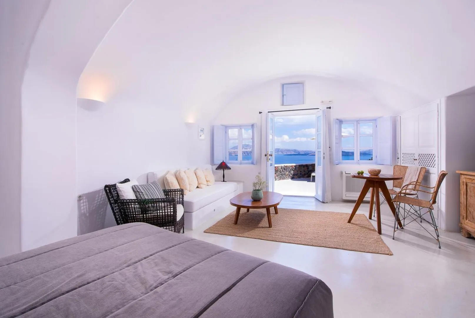 Photo of the whole room, Bed in Pezoules of Oia