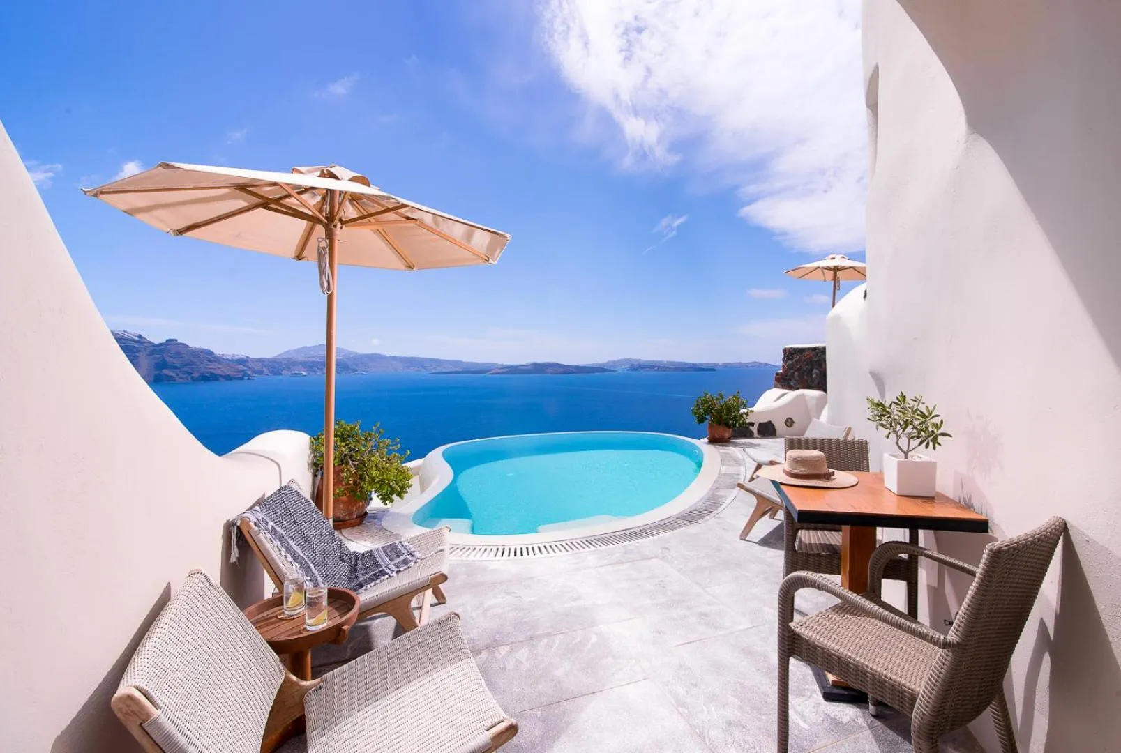 Swimming pool in Pezoules of Oia