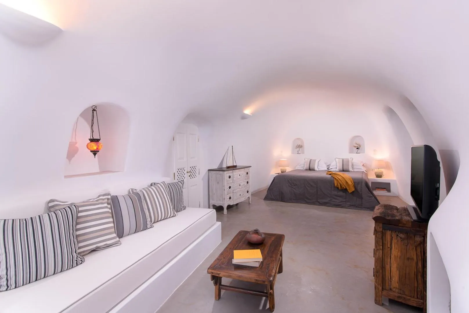 Photo of the whole room, Bed in Pezoules of Oia