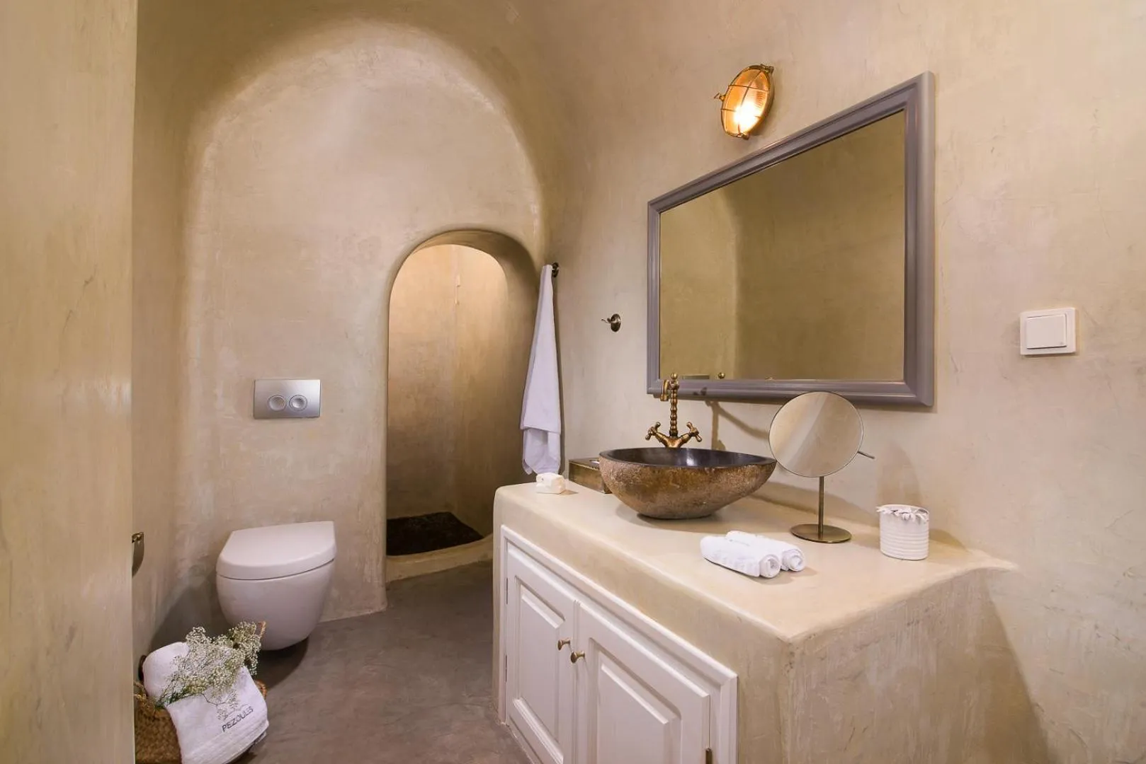 Shower in Pezoules of Oia