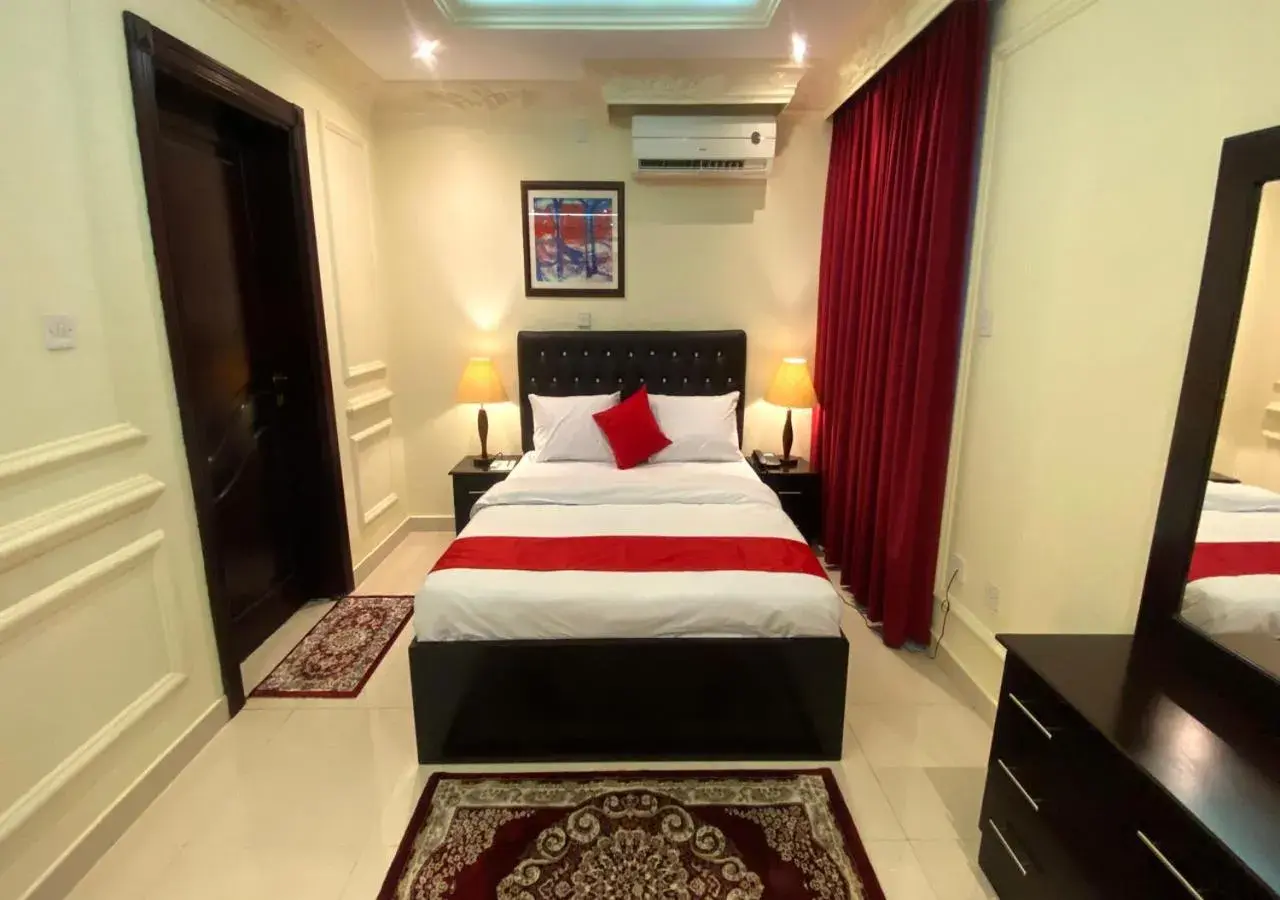 Deluxe Suite - single occupancy in Majestic Hotel Deluxe Suite - single occupancy in Majestic Hotel