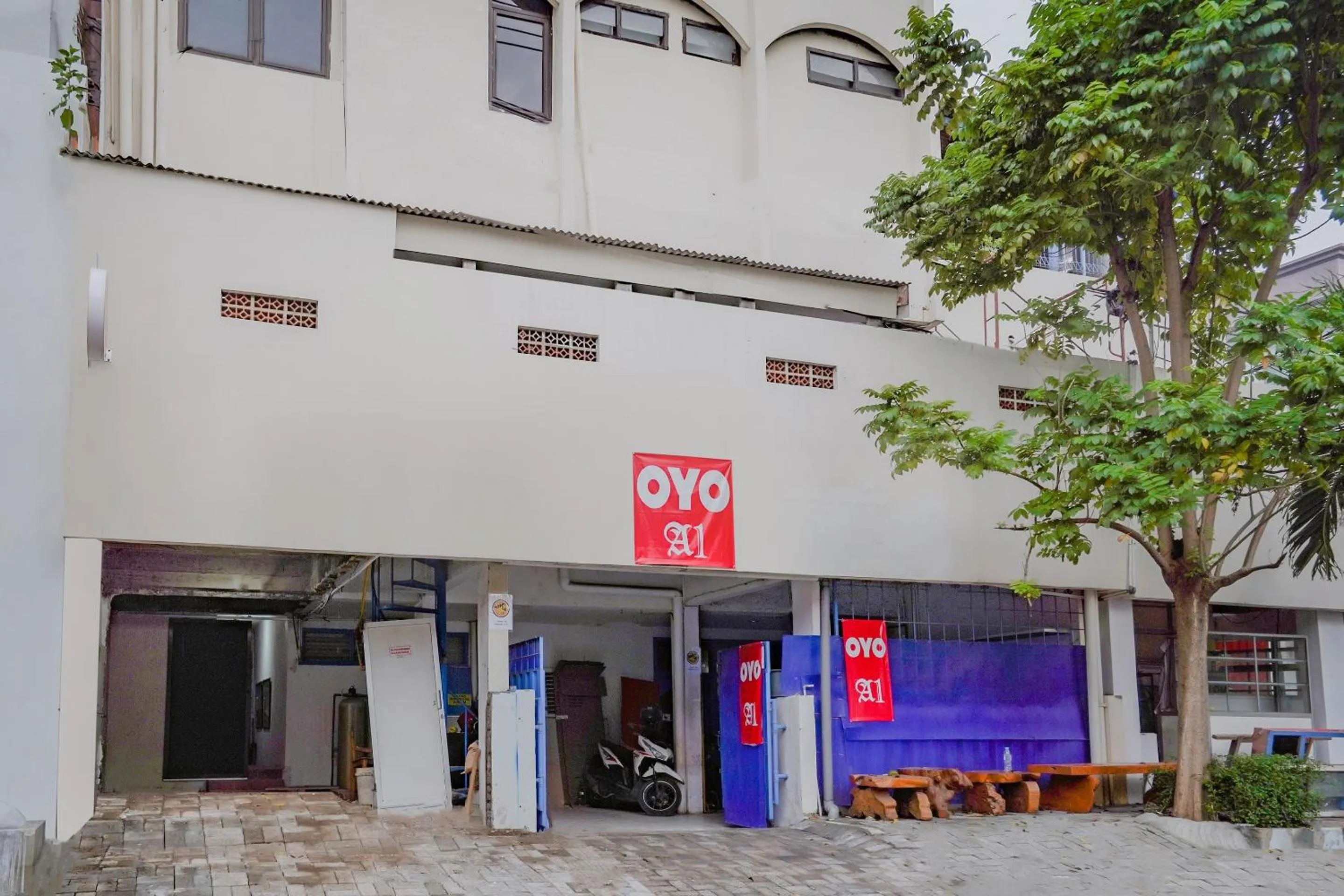 Facade/entrance in Hotel O A1 Pakis Argosari