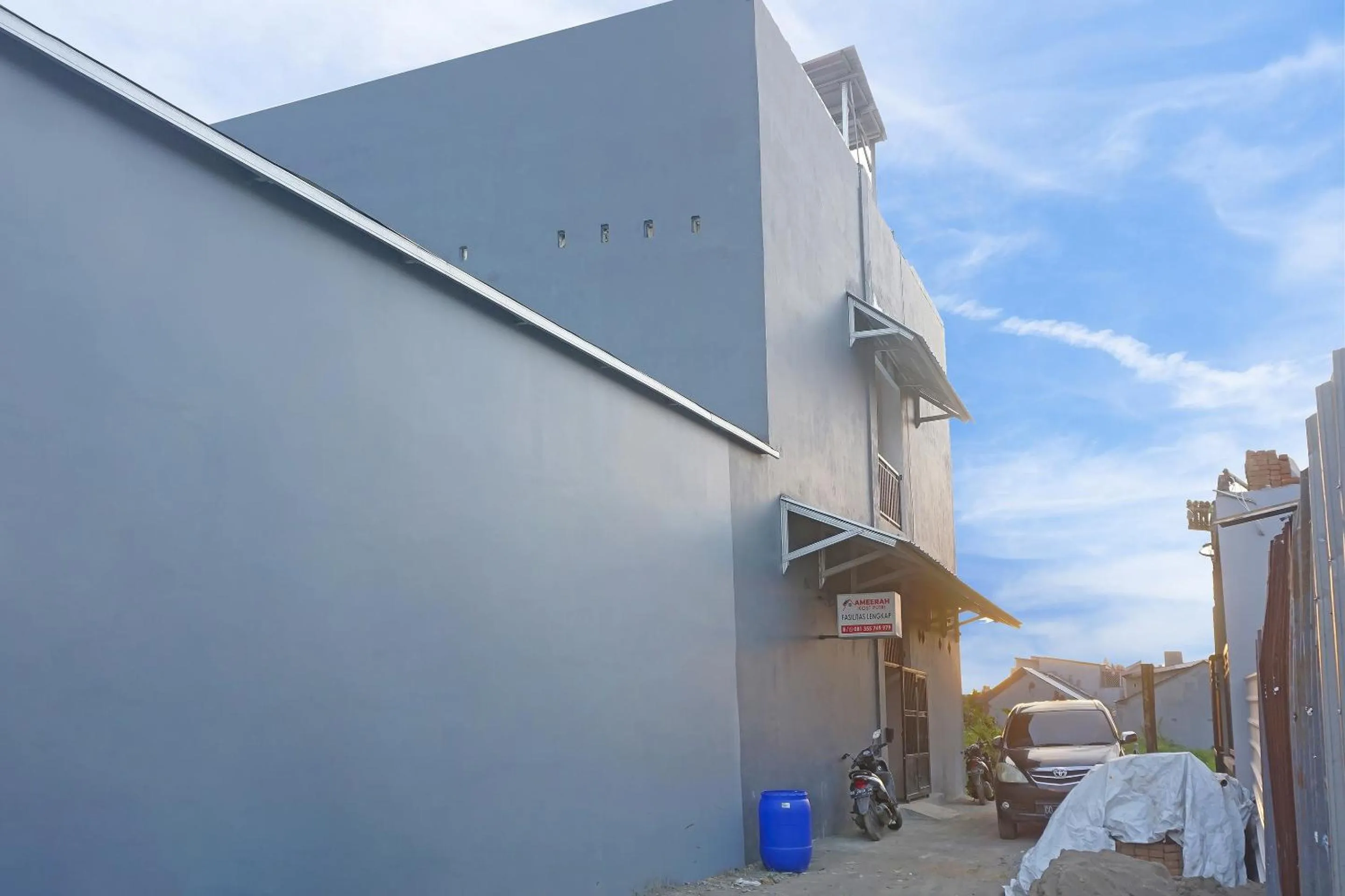 Facade/entrance in Hotel O Almeerah Homestay Syariah Near RS Hermina