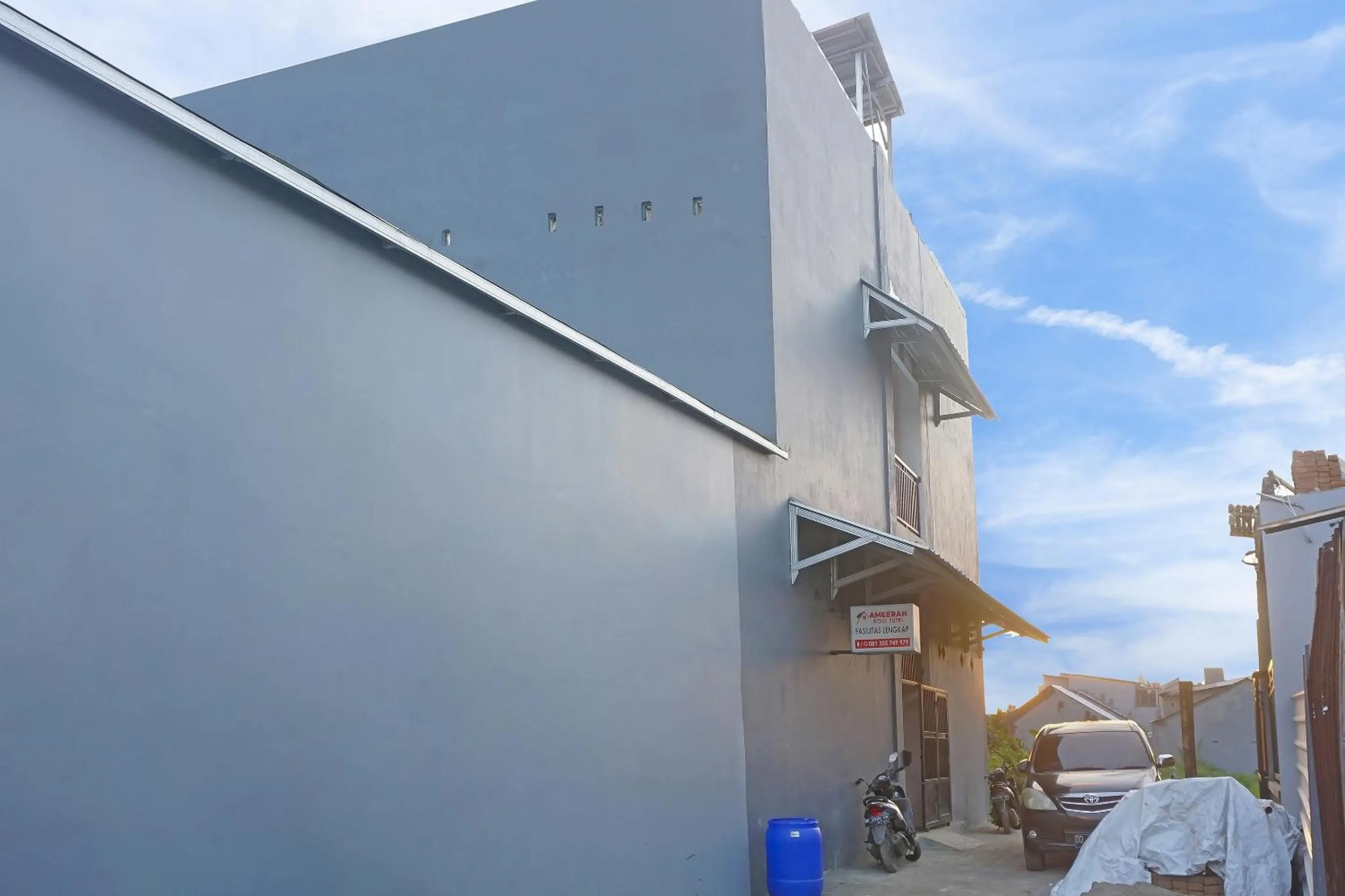 Facade/entrance in Hotel O Almeerah Homestay Syariah Near RS Hermina