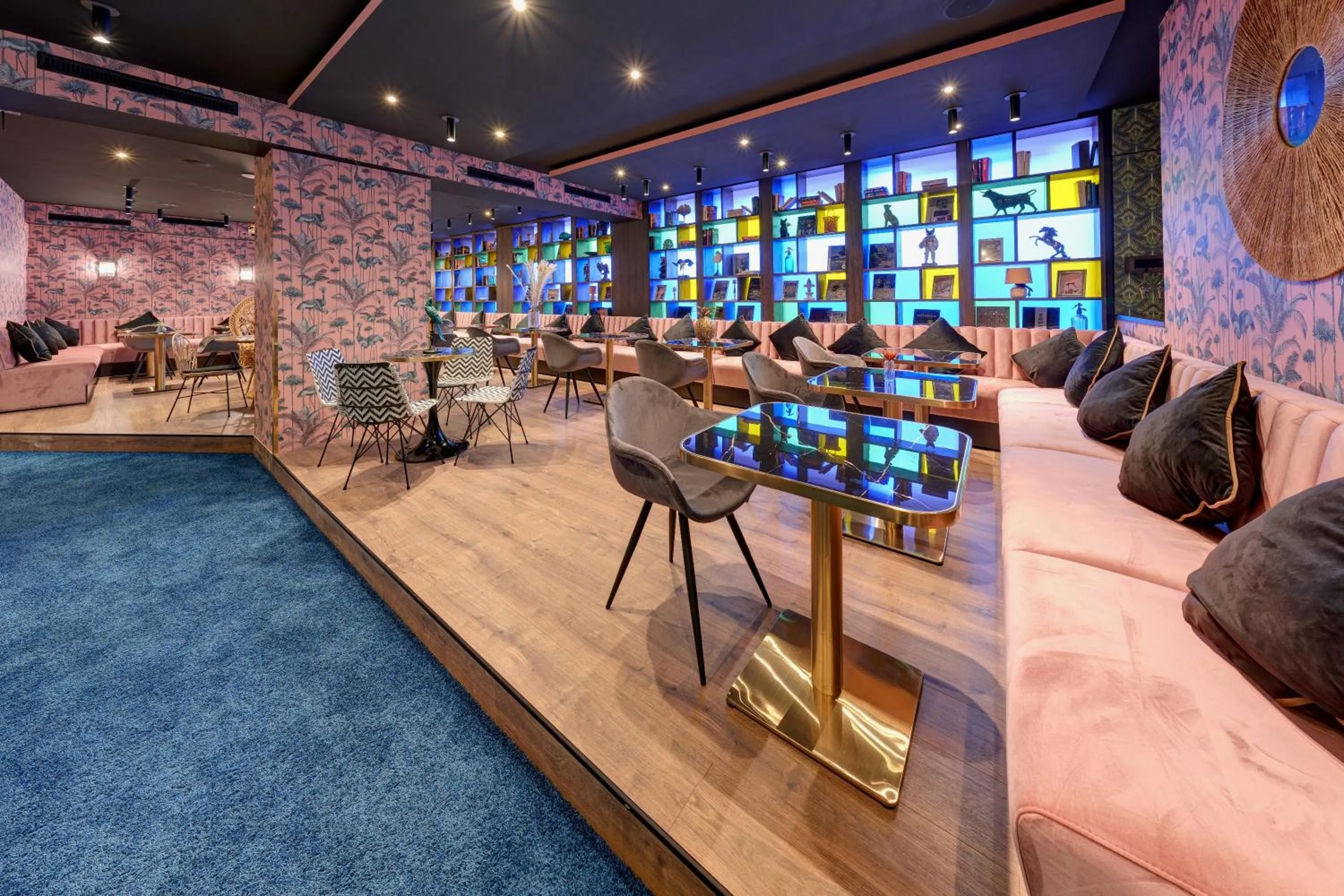 Restaurant/places to eat in Hit the Sky