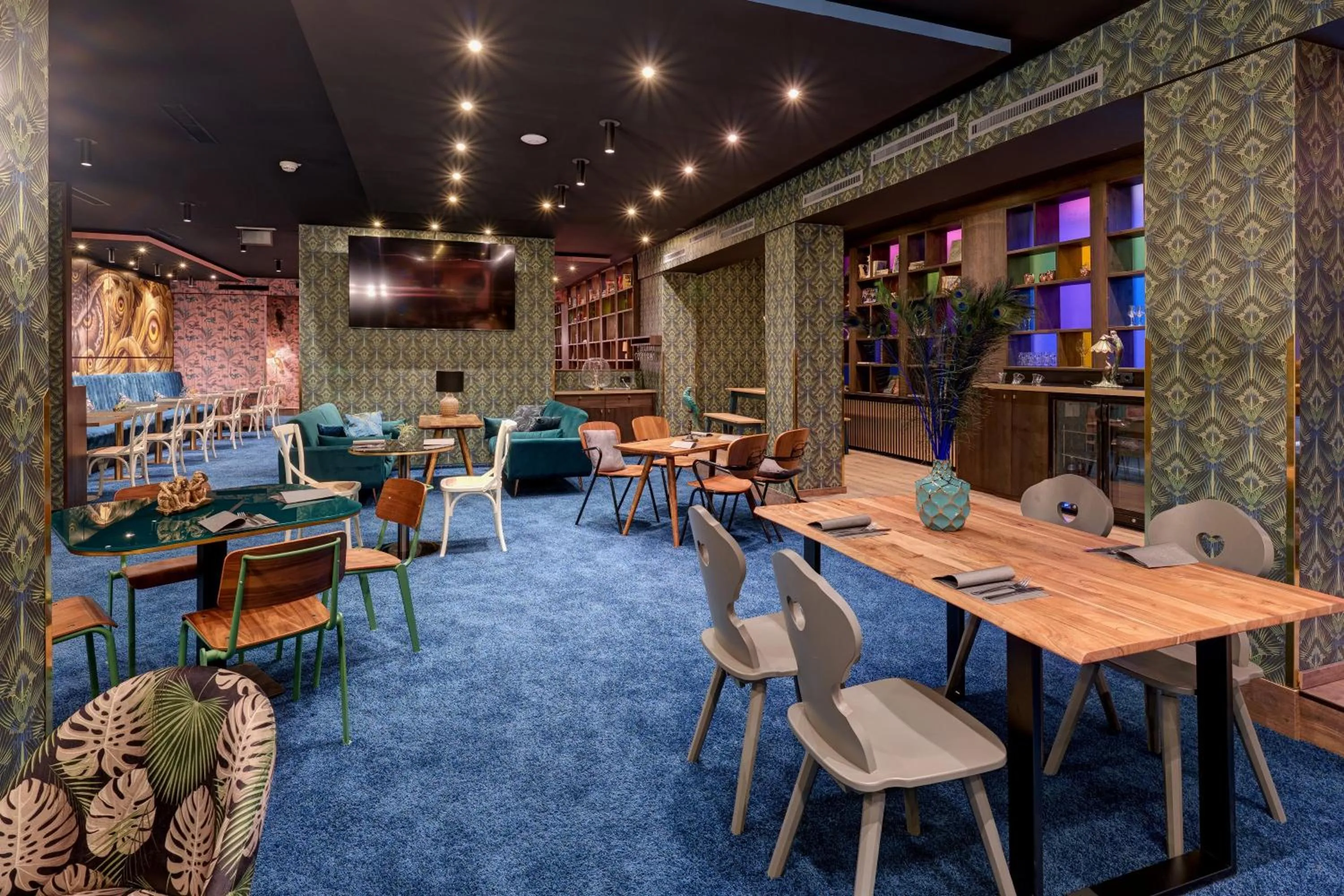 Restaurant/places to eat in Hit the Sky