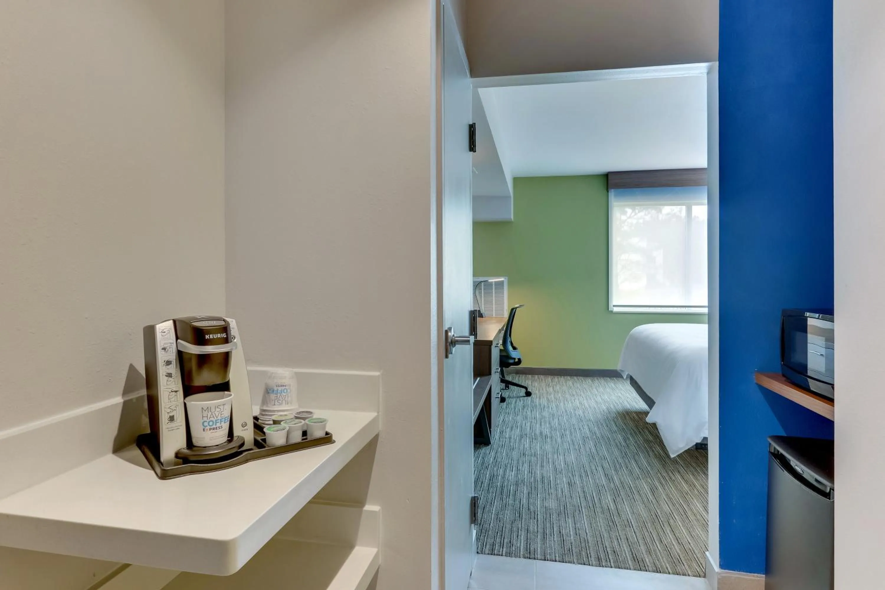 Photo of the whole room, Bed in Holiday Inn Express & Suites - Dawsonville by IHG