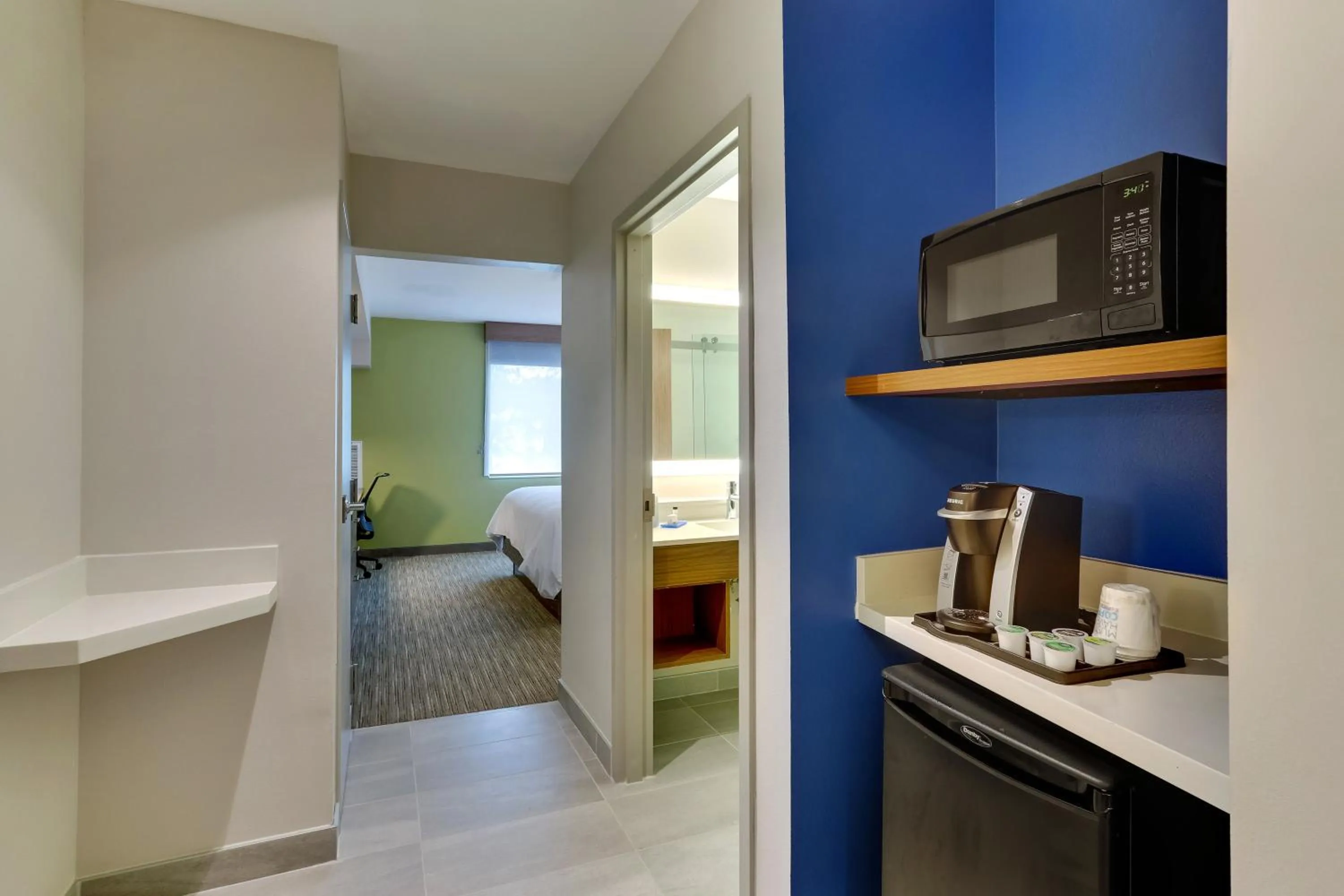 Photo of the whole room, Bed in Holiday Inn Express & Suites - Dawsonville by IHG