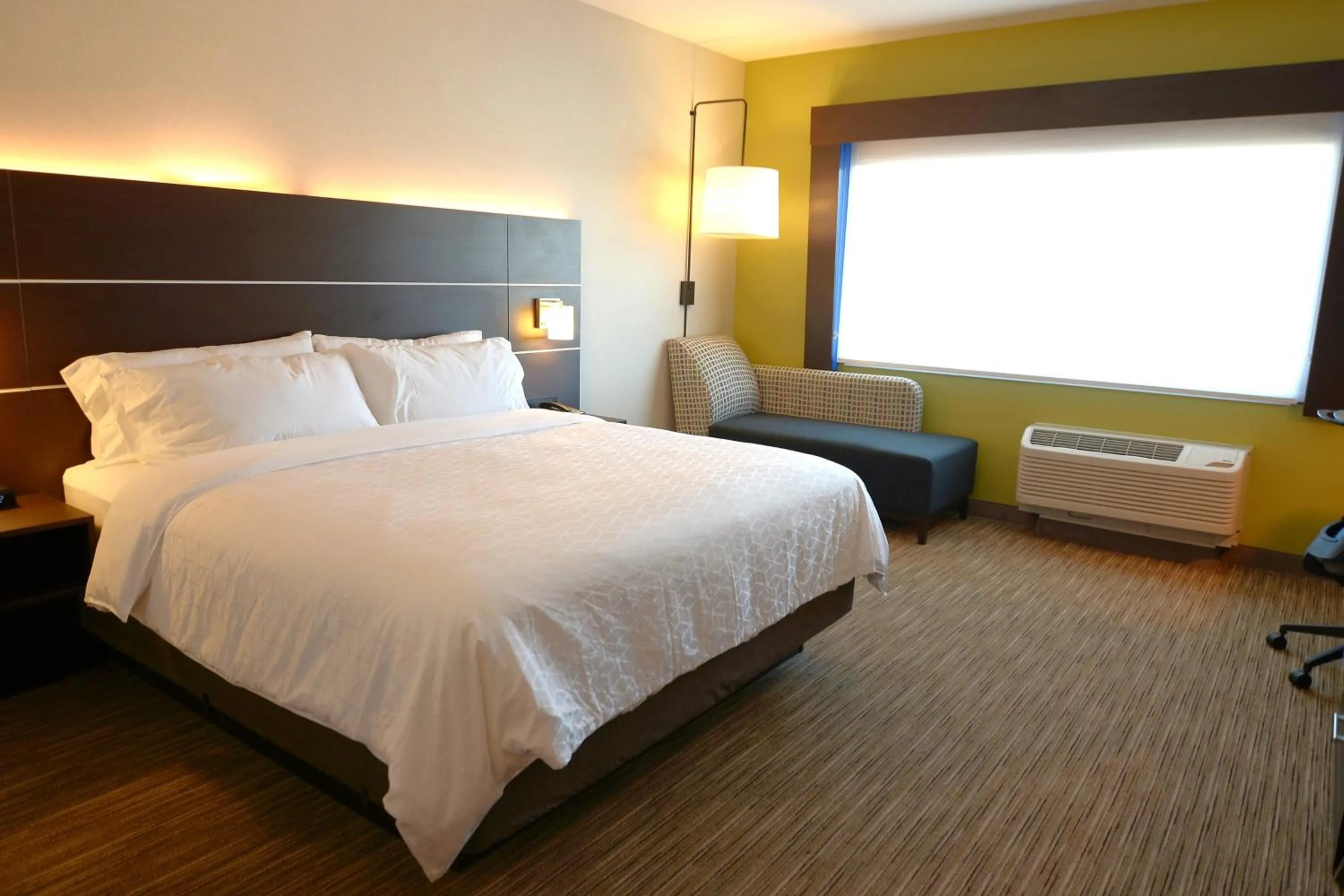 Bed in Holiday Inn Express & Suites Onalaska - La Crosse Area by IHG