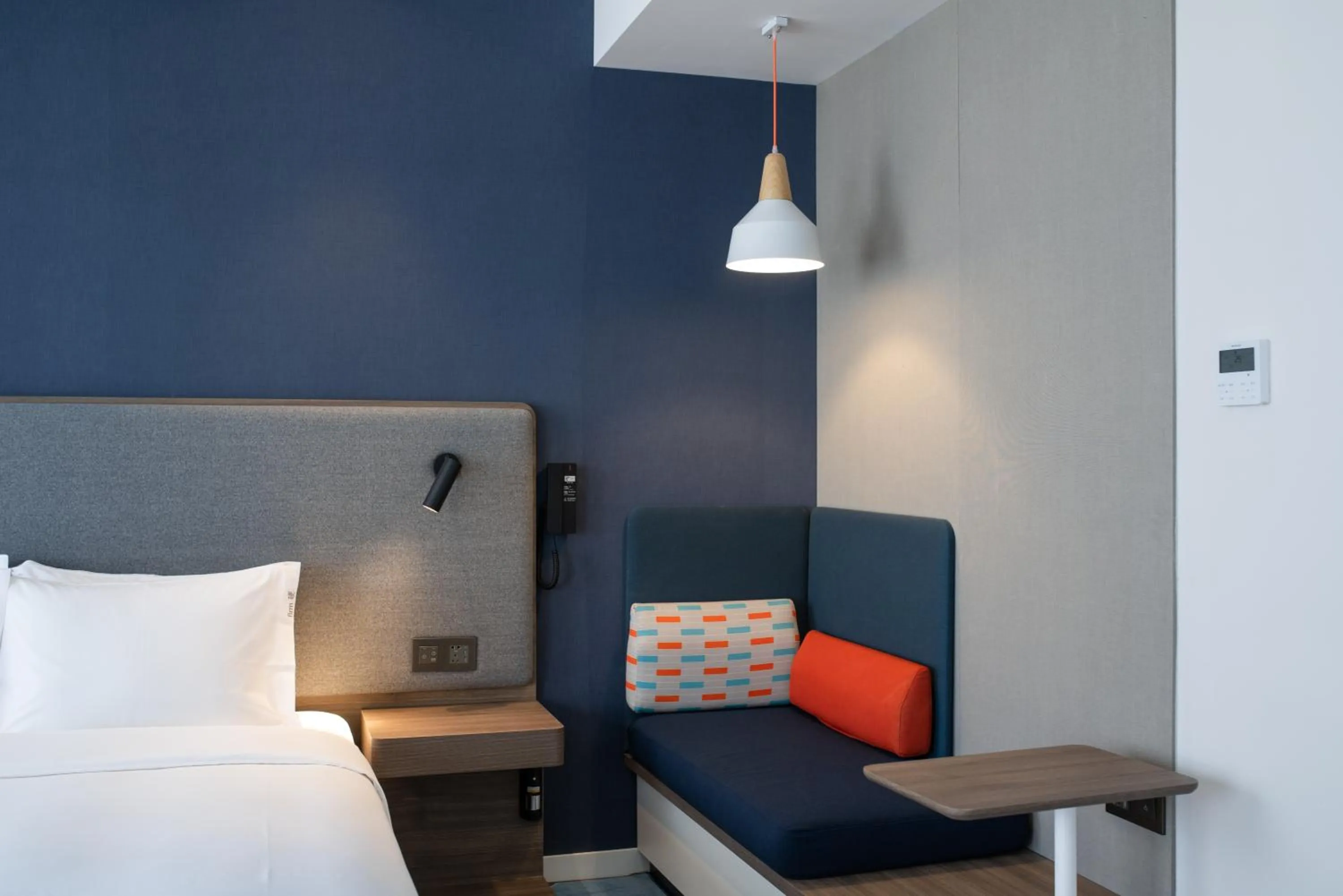 Bed in Holiday Inn Express Zhuhai Gongbei by IHG