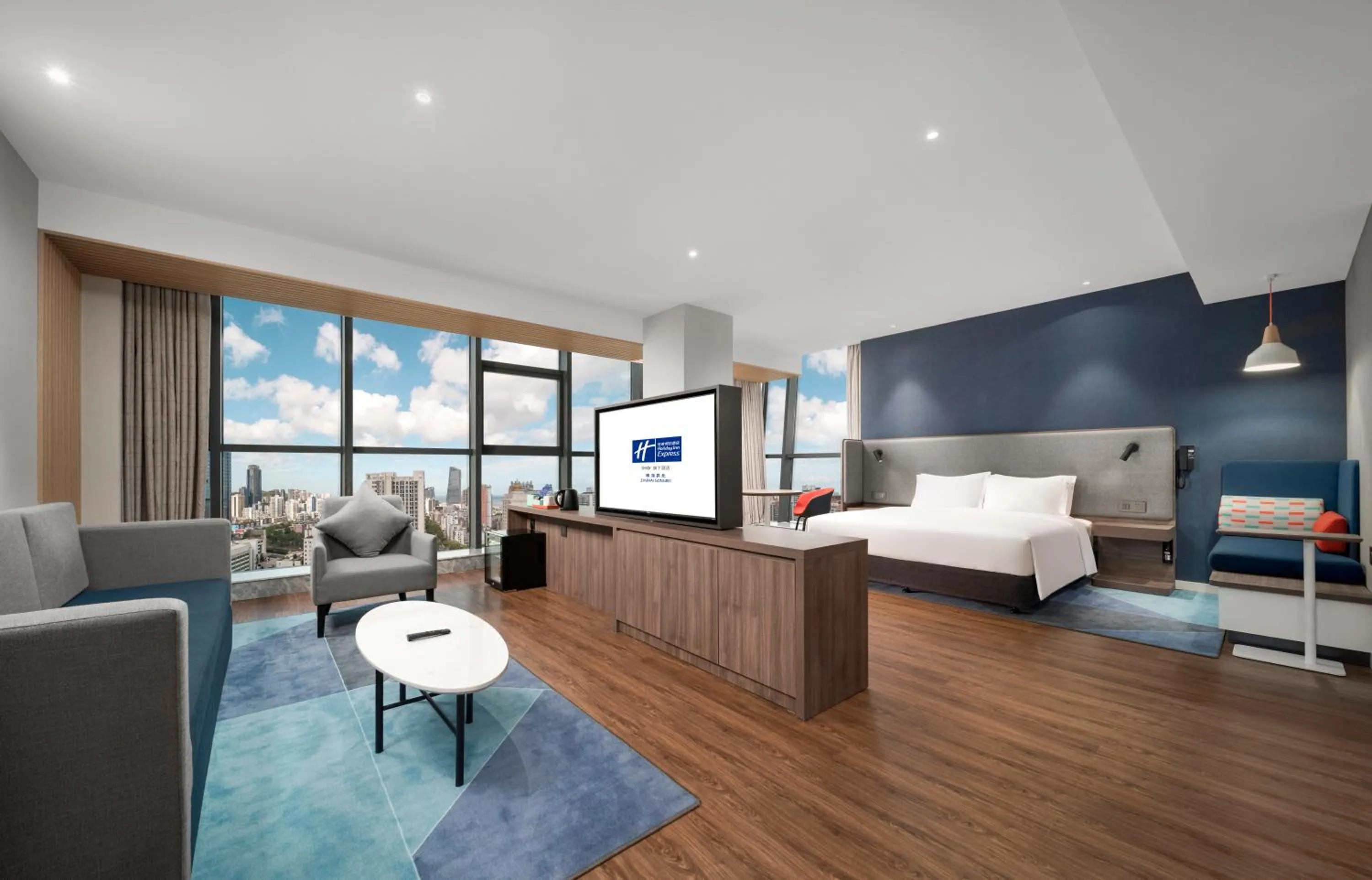 Photo of the whole room, Bed in Holiday Inn Express Zhuhai Gongbei by IHG