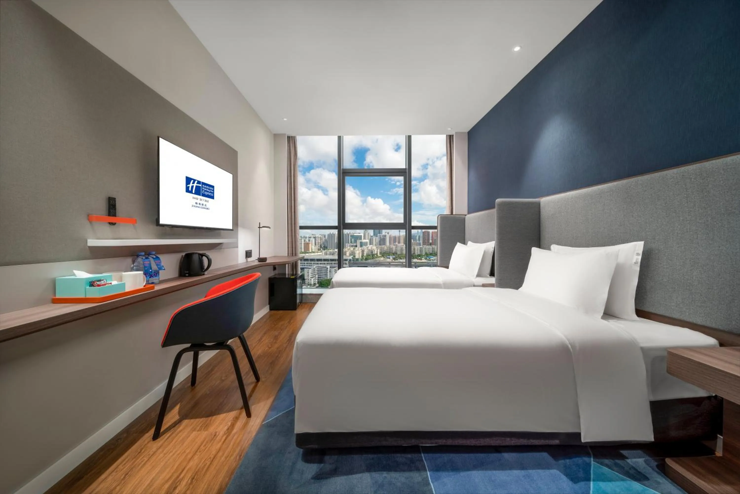 Photo of the whole room, Bed in Holiday Inn Express Zhuhai Gongbei by IHG