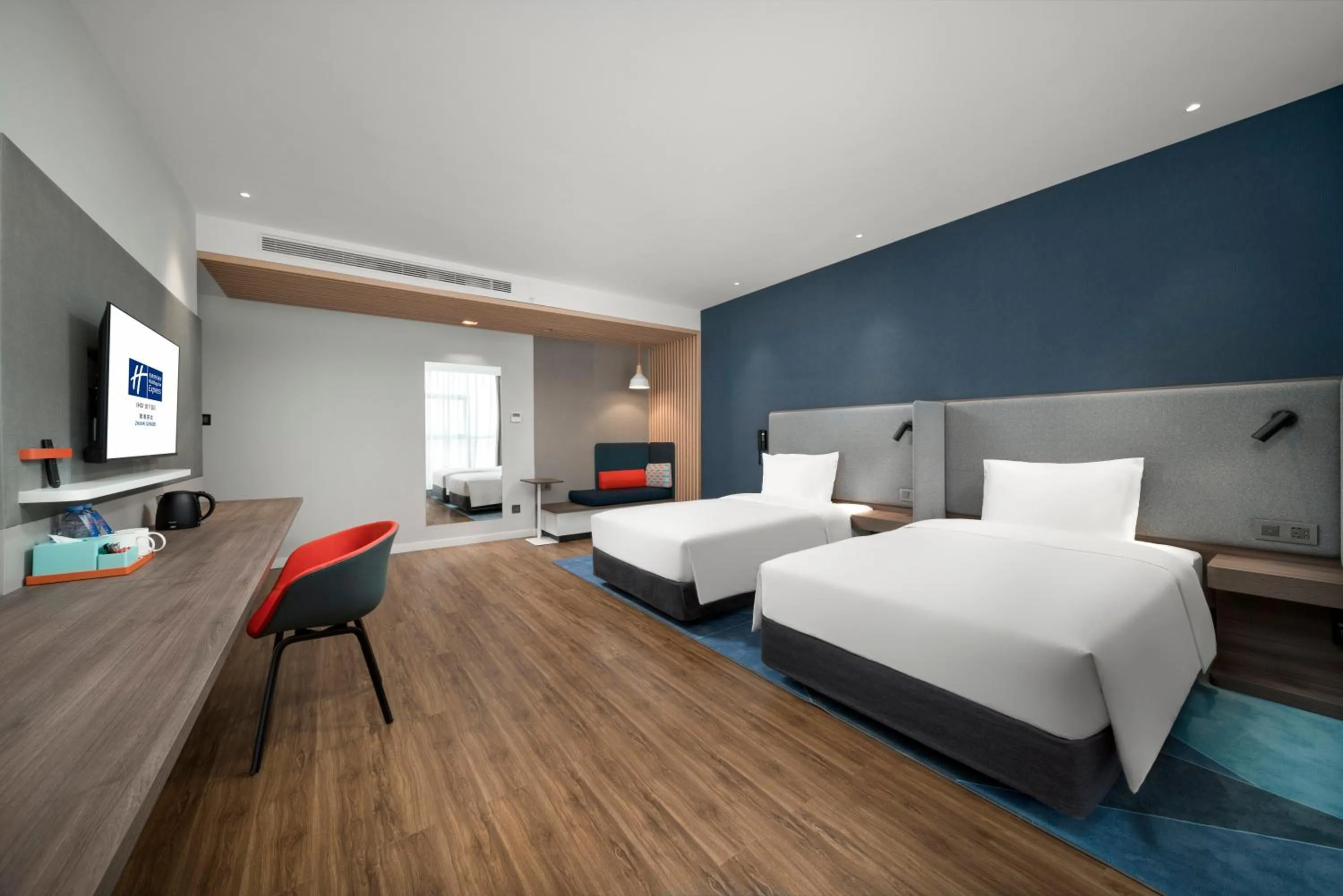 Photo of the whole room, Bed in Holiday Inn Express Zhuhai Gongbei by IHG