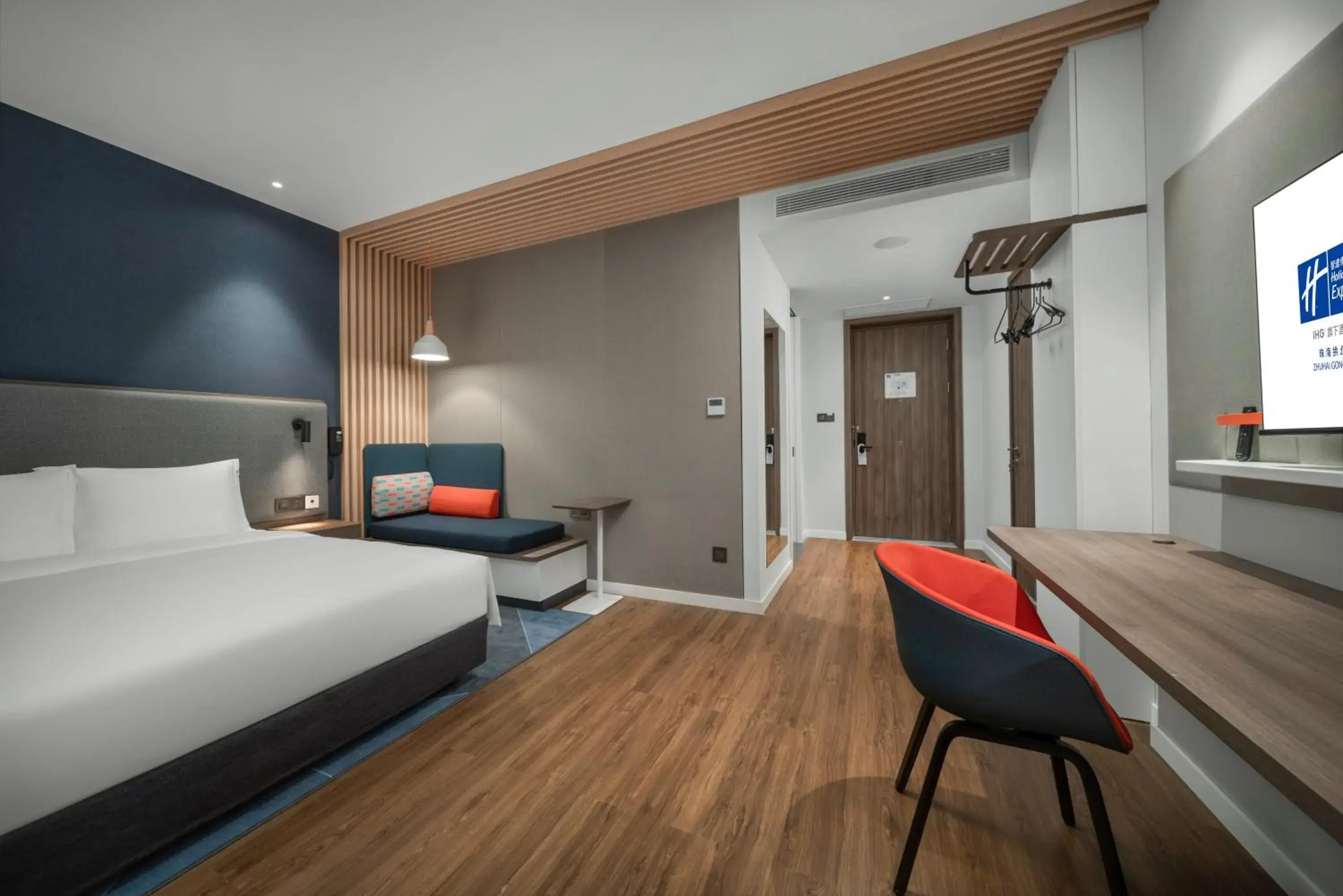 Standard King Room - Disability Access in Holiday Inn Express Zhuhai Gongbei by IHG Standard King Room - Disability Access in Holiday Inn Express Zhuhai Gongbei by IHG